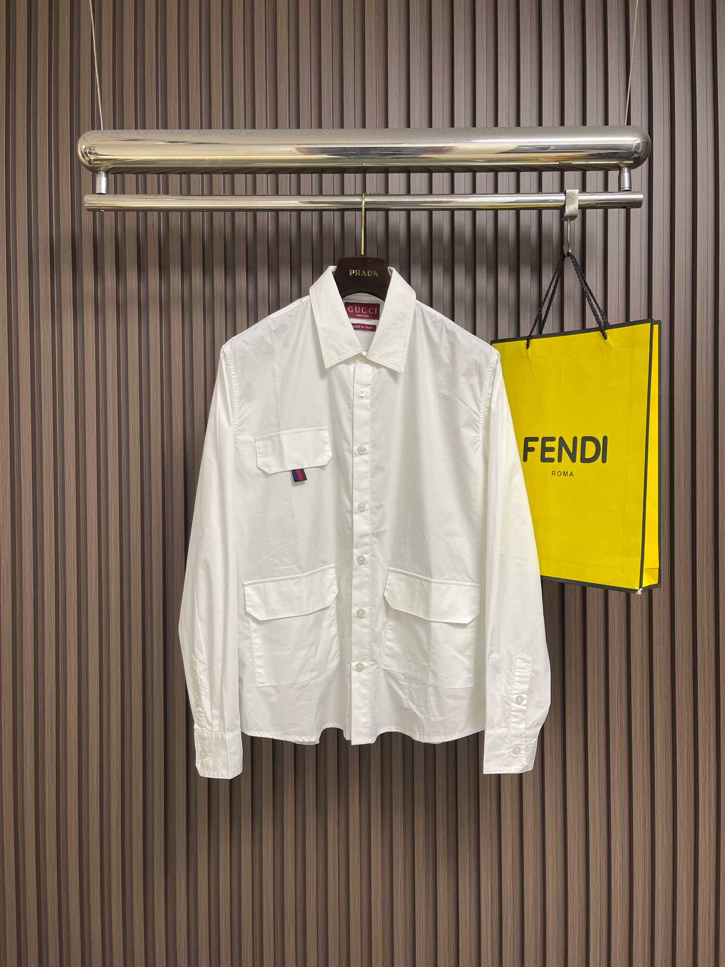 NO:911604,GUCCI 2026ss new multi-pocket jacket, made of cotton fabric, presents a variety of items, embellished with brand collection logo, adding chic style to the wardrobe. This shirt is made of twill cotton, sizes M-XXL,,gucci,jackets & coats,jackets & coats,shirts,19860909GUCCI 2026ss新款多口袋夹克外套,棉质面料匠心呈献多款单品,缀饰品牌典藏标识,为衣橱增添别致风尚.这款衬衫甄选斜纹棉打造,尺码M-XXL,,gucci,jackets & coats,jackets & coats,shirts,,Men's clothing