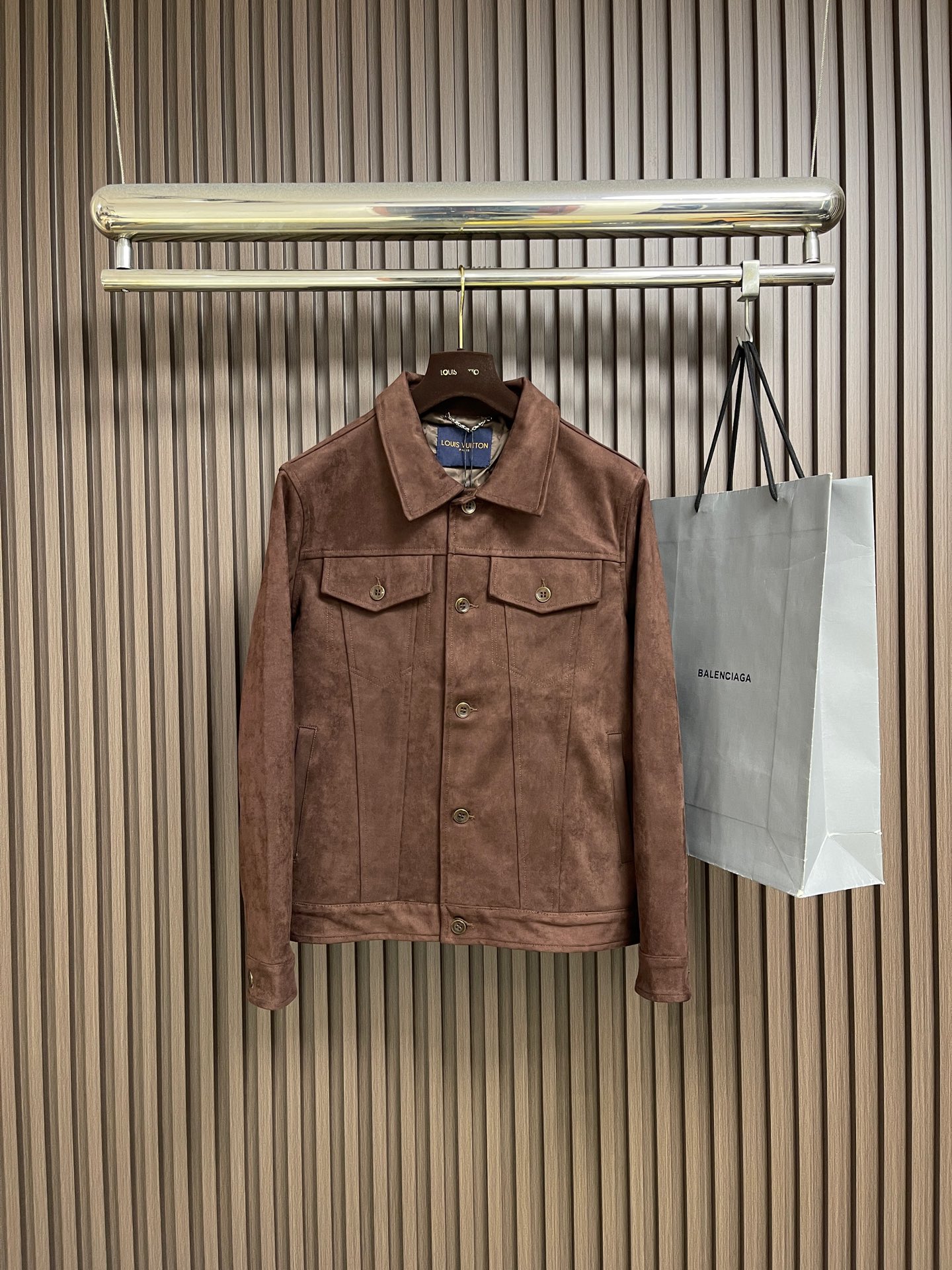NO:914557,LV 2026ss early autumn new men's jacket has high breathability and comfort, impeccable details, brand element design concept, exquisite workmanship and complex craftsmanship, and a delicate and soft feel!  It presents a casual cut and the upper body shape is awesome!  Size M-XXL,,louis vuitton,jackets & coats,jackets & coats,19860909LV 2026ss早秋新款男士夹克外套 透气舒适度高,细节无可挑剔,品牌元素设计理念,做工考究工艺复杂,手感细腻柔软！呈现休闲裁剪,上身版型超赞！尺码M-XXL,,louis vuitton,jackets & coats,jackets & coats,,Men's clothing