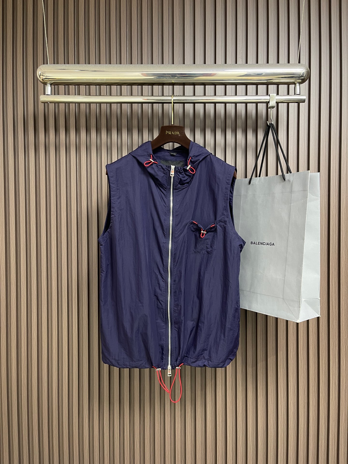 NO:911628,Fendi 2026ss early autumn series hooded jacket vest, structural tailoring design changes to show men's diverse image changes, slim and neat, tailored to meet the current popular multi-layered wear, custom studded buttons, unique. Versatile style for life, three standards complete. Sizes M-XXL,,fendi,jackets & coats,hats,19860909Fendi 2026ss早秋系列连帽夹克马甲,结构性剪裁的设计改变来展现男士多样的形象变化,修身利落、剪裁合体,满足时下正流行的多层次穿搭,定制钉扣,独一无二.生活百搭款式 三标齐全.尺码M-XXL,,fendi,jackets & coats,hats,,Men's clothing
