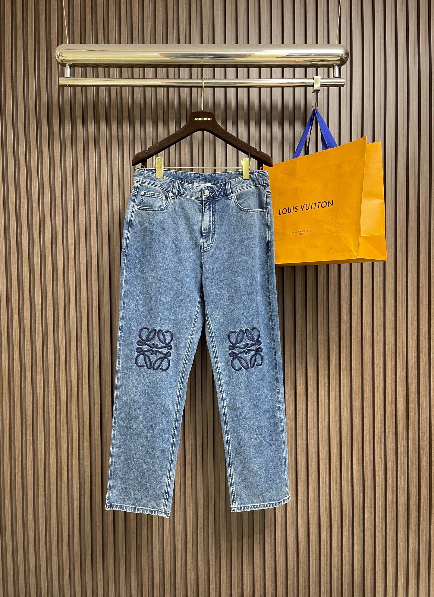 NO:911577,Loewe Anagram denim jeans, customized dense core yarn material, comfortable and close to the skin, full of texture, Anagram embroidery design on the knees, classic LOEWE leather logo embellishment on the back, full visual recognition, a statement of personality and taste, a collision of classics and innovation, the versatile charm of denim, denim elements, also synonymous with casualness. Using laser cutting, expensive labor, high loss, low daily output. The overall routing is straight and delicate, the fabric is comfortable and soft, and the color is consistent without color difference.  It can be matched with the same style to create a fashionable look, and can be used in various occasions. Customized accessories, complete with three standards, same style for men and women!  Size 30-31-32-33-34-35-36-38,,loewe,jeans,19860909Loewe Anagram单宁牛仔裤 定制密芯凝纱料 舒适贴肤 质感十足 膝盖处饰以 Anagram 刺绣设计 背面经典LOEWE皮标标识点缀 视觉辨识度拉满 个性与品味的宣言 经典与创新的碰撞 牛仔的百搭魅力 牛仔元素 亦随性不羁的代名词.采用激光切割 工费昂贵 损耗高 日产量低.整体走线平直细腻,面料舒适柔软,颜色一致无色差 能与同款搭配营造时尚造型,驾驭各种场合,定制辅料,三标齐全,男女同款！尺码30-31-32-33-34-35-36-38,,loewe,jeans,,Men's clothing