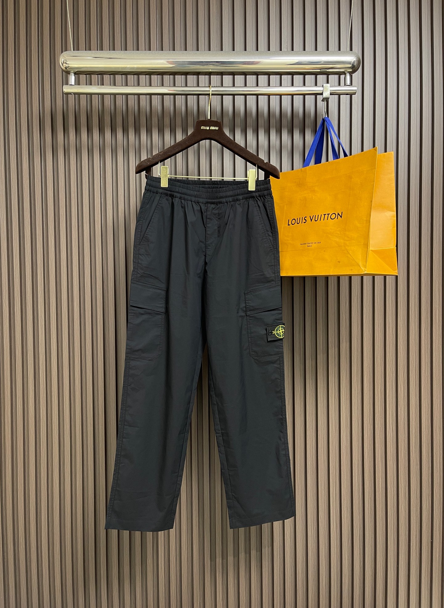 NO:911573,stone lsland Stone Island men's casual pants, these pants are very versatile, elastic waist, suitable for daily work  It can be worn for outdoor sports. It is the perfect combination of fashionable leisure and outdoor sports, so it is your best choice whether you wear it daily or outdoors. Extreme comfort and quick sweat wicking are popular focuses to improve wearing comfort and are suitable for aerobic exercise and cross-country running conditions. This type of running casual pants has an extremely wide range of applications, allowing you to naturally maintain your love for sports in the summer and also wear it in leisure life. Size S-XXL,,19860909stone lsland 石头岛男士休闲裤,此款裤子非常百搭,弹力腰围,日常上班 户外运动都可以穿着,是时尚休闲与户外运动的完美结合,所以无论您平时穿或者户外穿都是您的最佳选择.极致舒适和快速排汗是备受青睐的重点,提升穿着舒适度,适合有氧运动和越野跑条件下穿着,此款是一件适用范围极其广泛的跑步休闲裤,让你在夏天自然可以保持对运动热爱,也可以在休闲生活中穿着.尺码S-XXL,,,Men's clothing