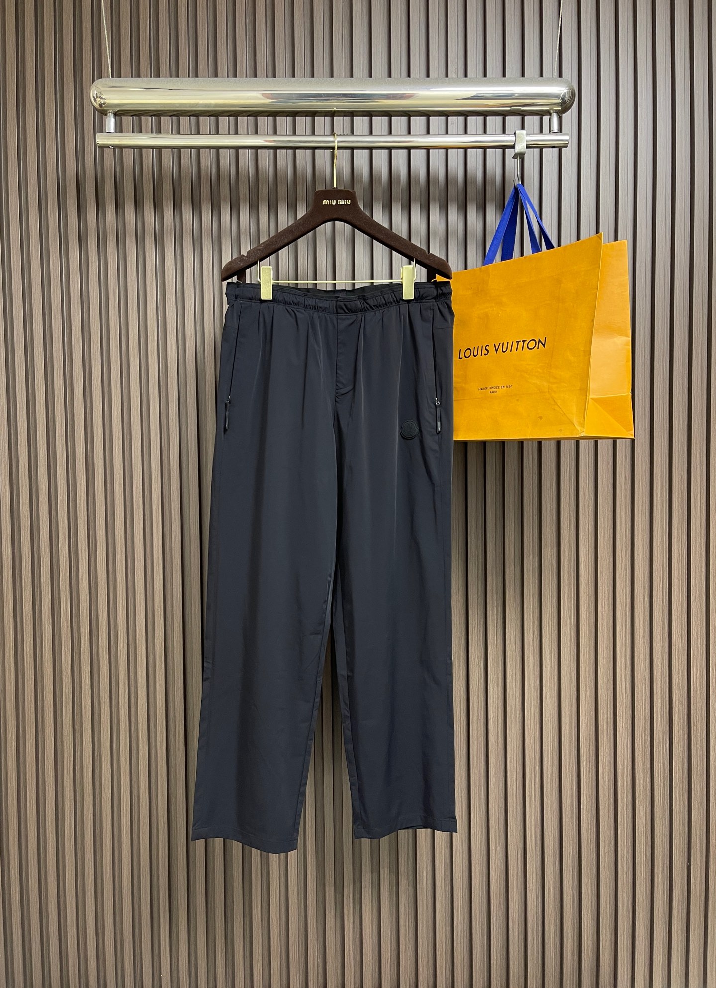 NO:911581,Moncler 2026ss early spring new men's casual sweatpants. Very modern style. Three-dimensional slim fit, perfect for casual outings and at home. Elastic waist. Moderate elasticity and adjustable. Size S/46-M/48-L/50-XL/52-XXL/54 S/46. Waist 72-80. Hips 108. Pants length 104 M/48. Waist 77-85.  Hips 113, pants length 105 L/50 yards, waist 82-80, hips 118, pants length 10619860909Moncler 2026ss早春新款男士休闲卫裤.很有时代气息 立体修身裁剪版型,休闲外出,居家都是最佳的搭配松紧腰 弹力适中 可以调节.尺码S/46-M/48-L/50-XL/52-XXL/54 S/46码 腰围72-80 臀围108裤长104 M/48码腰围77-85 臀围113裤长105 L/50码 腰围82-80 臀围118裤长106 XL/52码 腰围87-95 臀围123裤长106 XXL/54码 腰围92-100臀围128裤长107,,,Men's clothing