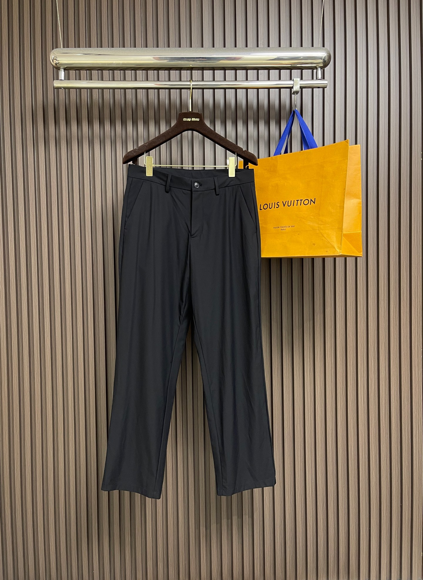 NO:911587,DG 2026ss new summer clean version men's trousers, original 1:1 customized fabrics for customers. Easy-care fabrics, full upper body, easy to care for daily commuting. Exquisite tailoring technology. Elite men must not miss it. Size 30-31-32-33-34-35-36-38 30 yards waist 76 hips 105 trouser length 104 31 yards waist 79 hips 108  Pants length 105, size 32 waist 82, hips 110, length 106, size 33, waist 84, hips 113, length 106, size 34, waist 87, hips 115, length 106, size 35, waist 89, hips 118, length 107, size 36, waist 92, hips 120, length 107, size 38, waist 97  Hips 125cm, pants length 108cm,19860909DG 2026ss夏季新款净版男士西裤,客供原版1:1定制面料 免烫面料,上身挺括感十足 日常通勤易打理 精致的版型剪裁工艺 精英男士绝不容错过.尺码30-31-32-33-34-35-36-38 30码腰围76 臀围105 裤长104 31码 腰围79 臀围108 裤长105 32码腰围82 臀围110裤长106 33码腰围84 臀围113裤长106 34码腰围87 臀围115裤长106 35码腰围89 臀围118裤长107 36码腰围92 臀围120裤长107 38码腰围97 臀围125裤长108,,,Men's clothing