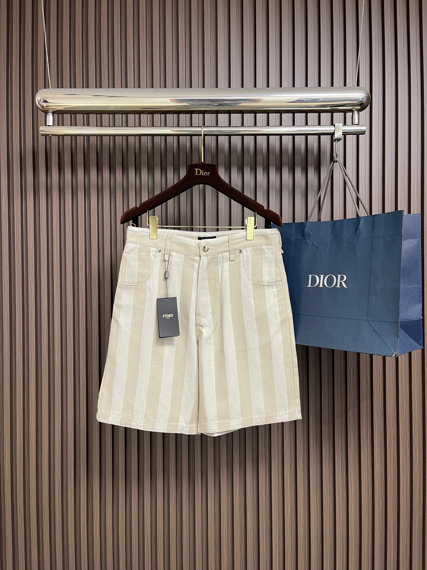 NO:914564,Tops Shorts P FENDI 2026SS new casual jacket shorts suit, with button closure design, made of denim, decorated with beige and natural hemp Pequin stripe pattern and herringbone texture, metal rivets on the back of the collar and rope-colored leather patches with Selleria FF details. Sizes S-XL,,fendi,shorts,jackets & coats,19860909上衣 短裤P FENDI 2026SS新款休闲款夹克短裤套装,钉扣开合设计,以丹宁布制成,饰有米色与原麻色Pequin条纹图案和人字纹纹理,衣领背面缀有金属铆钉和饰以 Selleria FF细节的绳色皮革贴片.尺码S-XL,,fendi,shorts,jackets & coats,,Men's clothing