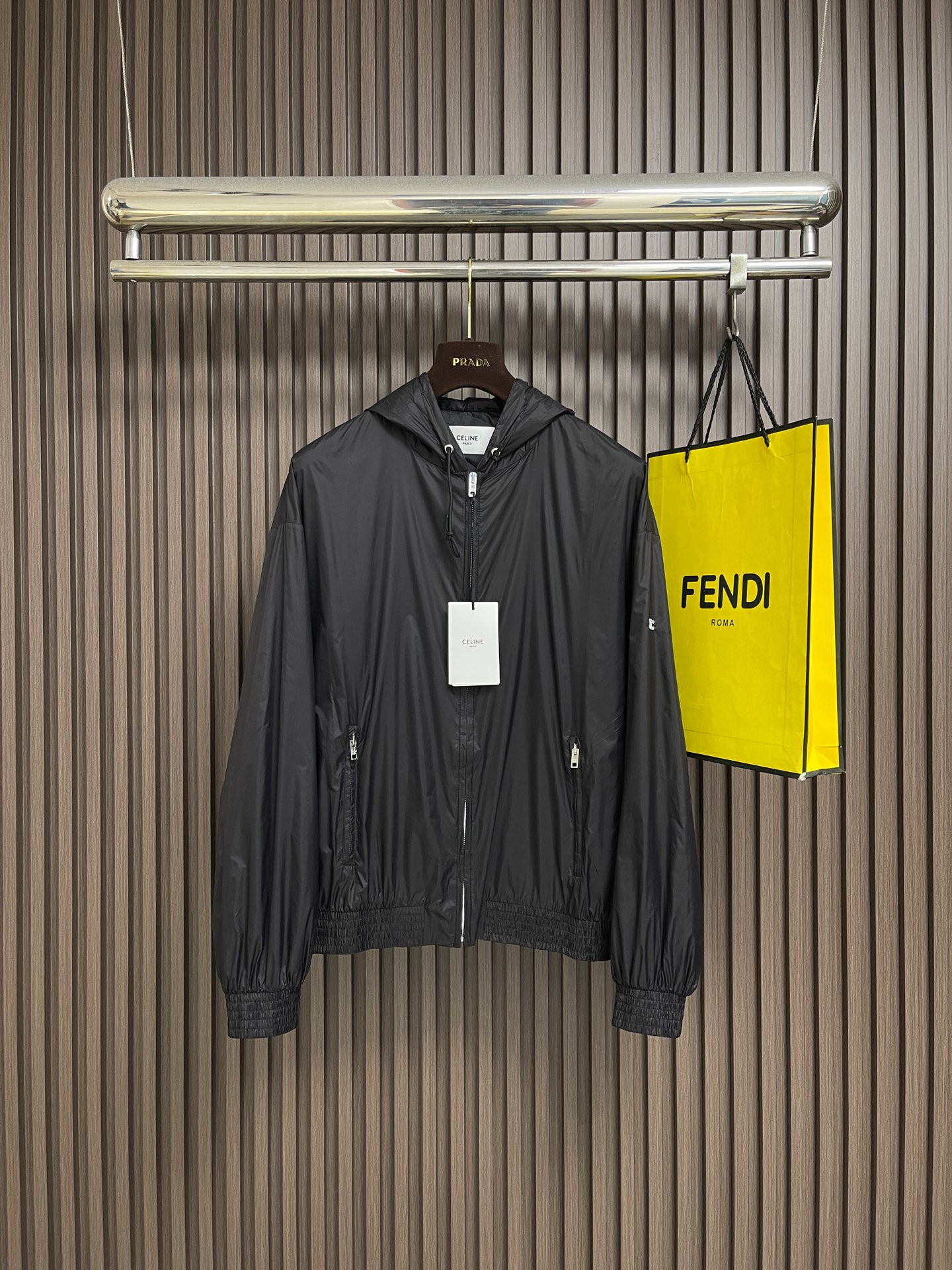 NO:911653,Celine  The embroidered hooded jacket is made of polyester filament plain weave with precision weaving. The silk threads are twisted and shaped at high temperatures. The warp and weft threads are arranged in a high-density staggered pattern. The texture of the fabric is fine and even, and the fabric body is tight and compact. It has excellent windproof and water-repellent effects, a matte and delicate texture, is lightweight and has no sense of weight, and the garment is drapey and stiff and not easy to collapse. At the same time, it has strong abrasion resistance, tear resistance and repeated wear, and will remain the same for a long time.  Maintain a flat shape. The lining adopts nylon filament jacquard weaving process. The nylon high-twisted yarn is first shaped and toughened. The warp and weft yarns are staggered and woven through a jacquard machine to fix the regular dark pattern. After weaving, it is pre-shrunk and shaped at high temperature to stabilize the fabric structure and prevent shrinkage and deformation. The cloth surface is smooth and flat, and the dark patterns are three-dimensional and not obtrusive. The nylon material is strong in toughness, wear-resistant and anti-snagging, and feels smooth and close-fitting without friction and stuffiness. It is made of Tajima embroidery.  The embroidery process is customized on the flower machine, and the positioning patterns are accurately printed in advance, and the nylon fabric is strictly aligned and fixed to avoid fabric shifting and wrinkles. The computer presets an exclusive double-C pattern program, 660 rpm, stable and high-speed thread routing, the stitch spacing is even and fine, and the thread routing smoothly fits the curve. The embroidery texture is full and three-dimensional, the stitching is tight and not easy to fall off and spread out, the edges of the small logo are clean and neat, and the light and thin fabrics will not have problems with bulging and pulling.  .The cuffs and hem are folded in half and covered with high-elastic elastic bands. Multiple parallel dense lines are layered and sewn together. The stitches are even and fine, the lines are straight and regular, and the elastic pleats are arranged neatly and uniformly. The double-layered hemming structure firmly locks the internal elastic strips, and is not easy to loosen, shift, or crack after being pulled repeatedly. The elastic elasticity fits the body shape tightly but not tight. The overall routing is straight and delicate, the fabric is comfortable and soft, and the color is consistent without color difference.  Can be matched with the same style to create a fashionable look, to suit various occasions, customized accessories, complete with three standards!  Size 1-2-3-4 1 size shoulder width 58 bust 120 length 66 2 size shoulder width 59 bust 124 length 67.5 3 size shoulder width 60 bust 128 length 69 4 size shoulder width 61 bust 132 length 70.5,,celine,jackets & coats,jackets & coats,hats,19860909Celine 饰刺绣连帽夹克外套,采用聚酯长丝平纹精密编织织造,丝线经过高温加捻定型处理,经纬线高密度交错排布,织面纹理细腻均匀,布身紧致紧实.其自带优异防风拒水效果,哑光细腻质感高级,重量轻薄无负重感,成衣垂顺挺括不易软塌；同时耐磨性较强,抗撕扯耐反复穿着,长久穿着依旧保持平整版型.内衬采用锦纶长丝提花织造工艺,锦纶高捻丝线先定型增韧,通过提花机经纬纱错位编织,固定规律性暗纹图案,织后高温预缩定型,稳定织物结构防止缩水变形.其布面顺滑平整,暗纹立体暗藏不突兀,锦纶材质韧性强、耐磨抗勾丝,触感柔滑贴身穿无摩擦闷感.采用田岛绣花机定制刺绣工艺,提前精准打印定位纸样,尼龙面料严格对位铺料固定,避免面料移位起皱.电脑预设专属双C纹样程序,660转稳定高速走线,针距均匀细密,走线流畅贴合曲线弧度.刺绣纹路饱满立体,针脚紧实不易脱线散开,小巧徽标边缘干净利落,轻薄面料不会出现起鼓拉扯问题.袖口与下摆通过面料对折包覆高弹力松紧带工艺,多道平行密线分层车缝固定,针距均匀细密,走线笔直规整,松紧褶皱排布整齐统一.双层包边结构牢牢锁住内部松紧条,反复拉扯不易松脱、跑位、开裂,弹力松紧贴合身形却不紧绷勒.整体走线平直细腻,面料舒适柔软,颜色一致无色差 能与同款搭配营造时尚造型,驾驭各种场合,定制辅料,三标齐全！尺码1-2-3-4 1码 肩宽58 胸围120 衣长66 2码肩宽59 胸围124 衣长67.5 3码肩宽60 胸围128 衣长69 4码肩宽61 胸围132 衣长70.5,,celine,jackets & coats,jackets & coats,hats,,Men's clothing