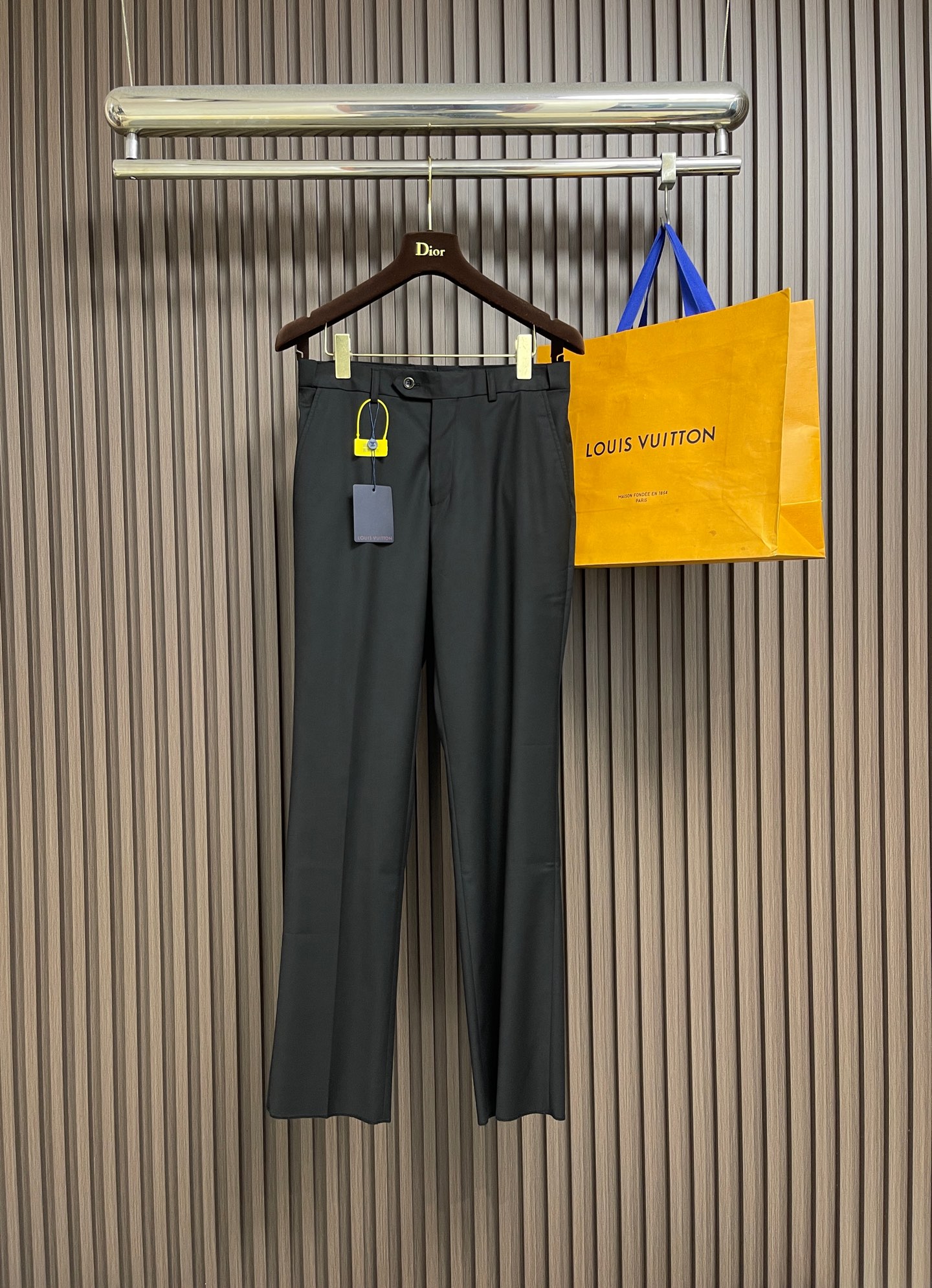 NO:956022,The whole set can be sold separately, single suit P, trousers P LV 2026SS men's suit jacket and trousers suit, 'L.V.M.' print on the chest, simple and recognizable. High-quality fabrics, neat tailoring, symmetrical flap pockets, perfect details! Inspired by Indian culture, blending travel and urban elite style, suitable for formal occasions or layering, easily creating a fashionable layering. Pants size 29-38 Suit size 46-58 Suit  Size 46, length 73, shoulder width 43.5, chest 100, size 48, length 75, shoulder width 45, chest 104, size 50, length 77, size 50, length 77, size 52, length 79, size 52, length 79, size 54, length 81, size 54, length 81, shoulder width 48.6, size 56, length 81, size 56, length 81, shoulder width 49.8  Bust 120, size 58, length 82, shoulder width 51, bust 124, trousers size 29, length 101, waist 73, hips 91, size 30, size 103, waist 75, hips 93, size 31, length 103, waist 79, hips 97, size 32, size 32, length 105, waist 81, hips 99, size 33, length 105  Waist 83 Hips 103 Size 34 Pants length 105 Waist 87 Hips 105 Size 36 Pants length 107 Waist 91 Hips 109 Size 38 Pants length 109 Waist 97 Hips 115,,louis vuitton,jackets & coats,business suit,19860909整套 可拆卖 单西服P 西裤P LV 2026SS男装西装外套西裤套装,胸前 “L.V.M.”印花,简约又有辨识度好.高品质面料,剪裁利落,对称翻盖口袋,细节满分!灵感源自印度文化,融合旅行与都市精英风格,适合正式场合或叠穿,轻松打造时尚层次感.西裤码数29-38 西服码数46-58 西服 46码衣长73 肩宽43.5胸围100 48码衣长75 肩宽45 胸围104 50码衣长77 肩宽46.5胸围108 52码衣长79 肩宽47.4胸围112 54码衣长81 肩宽48.6 胸围116 56码衣长81 肩宽49.8 胸围120 58码衣长82 肩宽51胸围124 西裤 29码 裤长101腰围73臀围91 30码 裤长103 腰围75臀围93 31码裤长103 腰围79臀围97 32码 裤长105 腰围81 臀围99 33码 裤长105 腰围83臀围103 34码 裤长105 腰围87臀围105 36码 裤长107 腰围91臀围109 38码 裤长109 腰围97臀围115,,louis vuitton,jackets & coats,business suit,,Men's clothing