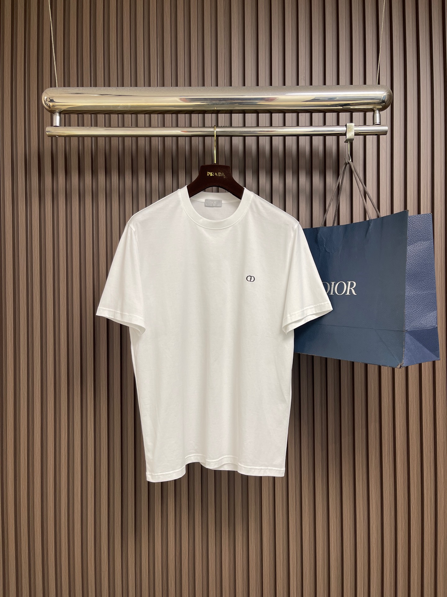 NO:955988,Dior 2026SS new summer 280g high-density short-sleeved T-shirt, CD brand logo embroidery, same style for men and women. Made of imported custom-dyed fabric, the upper body is comfortable and dense. The back collar chain bottom is fully shoulder-covering. It will not deform or shrink when exposed to water. Sizes S-XXL, dior, T-shirt, tees, t-shirt,19860909Dior 2026SS夏季新款280克高密度短袖T恤,CD品牌标识刺绣,男女同款 采用进口定制定染面料上身舒适密度强 后领锁链底全包肩 过水不变形不缩水.尺码S-XXL,,dior,T-shirt,tees，t-shirt,,Men's clothing