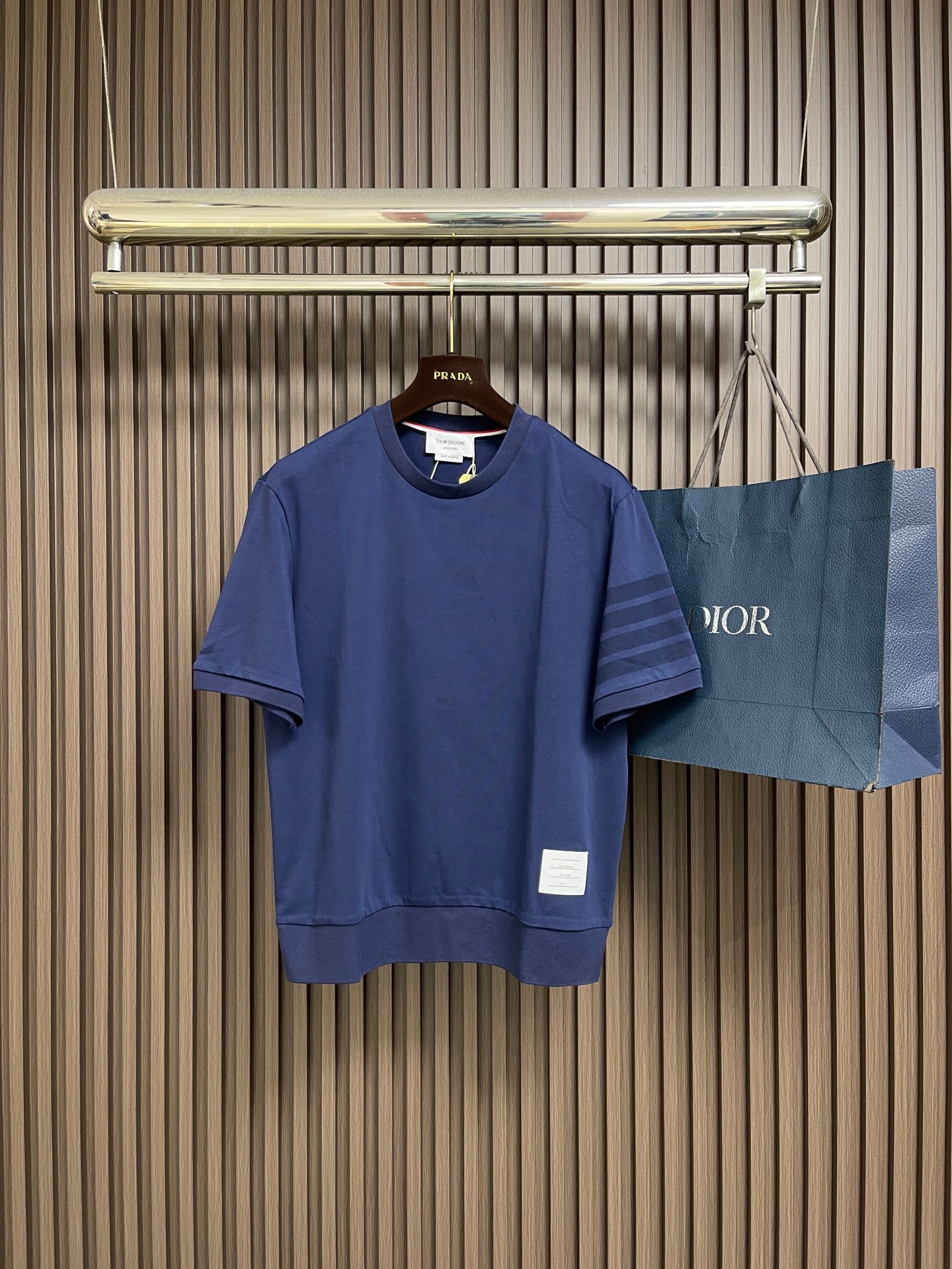 NO:914551,Round neck short-sleeved shorts P THOM BROWNE yarn-dyed four-bar plain round neck short-sleeved T-shirt and shorts set, the top material is made of pure cotton, high-count plain cotton fabric, classic fit, sleeves decorated with stripes, ribbed hem, ribbed three-color webbing logo on the back collar, original tag packaging, classic and simple, adding a touch of luxury to your casual wardrobe. Sizes 1-2-3-4 Round-neck short sleeves 1 size 45 shoulder width  Bust 104, length 69, size 2 shoulder width 46, bra length 70, size 3 shoulder width 47, bust 112, length 71, size 4 shoulder width 48, bust 116, length 72, shorts, size 1, waist 80, hip 104, length 54, size 2, waist 83, size 3, waist 86, size 3, waist 86, size 112, length 56, size 4, waist 89  Hips 116, pants length 57, shorts, T-shirt, tees, t-shirt,19860909圆领短袖 短裤P THOM BROWNE 色织四杠平纹圆领短袖T恤短裤套装,上衣材质由纯棉制成,高支平纹纯棉面料 经典版型,袖子饰有条纹 下摆罗纹 后领罗锻三色织带标志,原吊牌包装,经典简洁,为您的休闲衣橱增添一丝奢华.尺码1码-2码-3码-4码 圆领短袖 1码肩宽45 胸围104衣长69 2码肩宽46 胸围衣长70 3码肩宽47 胸围112衣长71 4码肩宽48 胸围116衣长72 短裤 1码腰围80 臀围104裤长54 2码腰围83 臀围裤长55 3码腰围86 臀围112裤长56 4码腰围89 臀围116裤长57,,shorts,T-shirt,tees，t-shirt,,Men's clothing