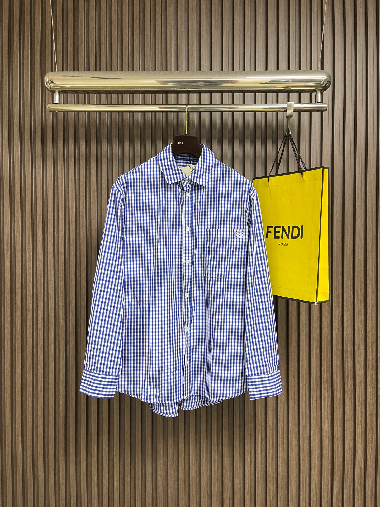 NO:914567,Loewe Anagram embroidered plaid shirt, custom-made cloud plaid cotton, crisp and stylish, skin-friendly and comfortable. Cobalt blue and off-white interweave into a clear-sky plaid, which resembles the morning mist of the Iberian Peninsula. It is smudged with a relaxed and noble summer soft light. The chest patch pocket is embellished with precision embroidery. The LOEWE iconic Anagram logo is engraved. The brand genes are quietly revealed in the plaid. The quiet color shows a low-key and luxurious identity mark. Imported machine embroidery technology is used.  Advanced computer control systems and precision mechanical components are used to achieve Loewe Anagram embroidery operations with high precision and smooth and delicate lines. The infrared positioning cutting machine uses infrared transmitters and infrared receivers to achieve precise positioning of materials. The accuracy can reach the micron level, thereby meeting the effect of high-precision cutting of plaid alignment and strip alignment. The fabrics have been washed with enzymes and have a better hand feel and texture. They are not easy to deform, shrink or fade.  Maintain long-term beauty. The overall wiring is straight and delicate, the fabric is comfortable and soft, and the color is consistent without color difference. It can be matched with the same style to create a fashionable look and control various occasions. Customized accessories, complete with three standards!  Size S-XL 38–39-40-41 Size 38 bust 118 shoulder width 52 length 77 Size 39 bust 122 shoulder width 53 length 78 Size 40 bust 126 shoulder width 54 length 79 Size 41 bust 130 shoulder width 55 length 80 Warm reminder: the size is for reference only, there is a 1-3cm error,, loewe, shirts,19860909Loewe Anagram 刺绣格纹衬衫,定制云絮格纹棉 挺括有型 亲肤舒适 钴蓝与米白交织成晴空格纹 似伊比利亚半岛晨雾漫海 晕染松弛矜贵的夏日柔光 胸前贴袋缀以精密刺绣 镌刻LOEWE标志性Anagram标识 于格纹间悄然显露品牌基因 不动声色间彰显低调奢贵的身份印记.采用进口机刺绣工艺 使用先进的计算机控制系统和精密的机械部件 实现Loewe Anagram刺绣作业 精度高 线条流畅而细腻.红外线定位裁床 通过红外发射器和红外接收器来实现对材料的精准定位 精度可达到微米级别 从而满足格纹对条对位高精度裁剪的效果,面料都经过酵洗 手感质感更佳 不易变形 不易缩水 不易褪色 保持长久的美观.整体走线平直细腻,面料舒适柔软,颜色一致无色差 能与同款搭配营造时尚造型,驾驭各种场合,定制辅料,三标齐全！尺码S-XL 38–39-40-41 38码胸围118肩宽52衣长77 39码胸围122 肩宽53衣长78 40码胸围126 肩宽54衣长79 41码胸围130 肩宽55衣长80 温馨提示尺码仅供参考,存在1-3cm误差,,loewe,shirts,,Men's clothing