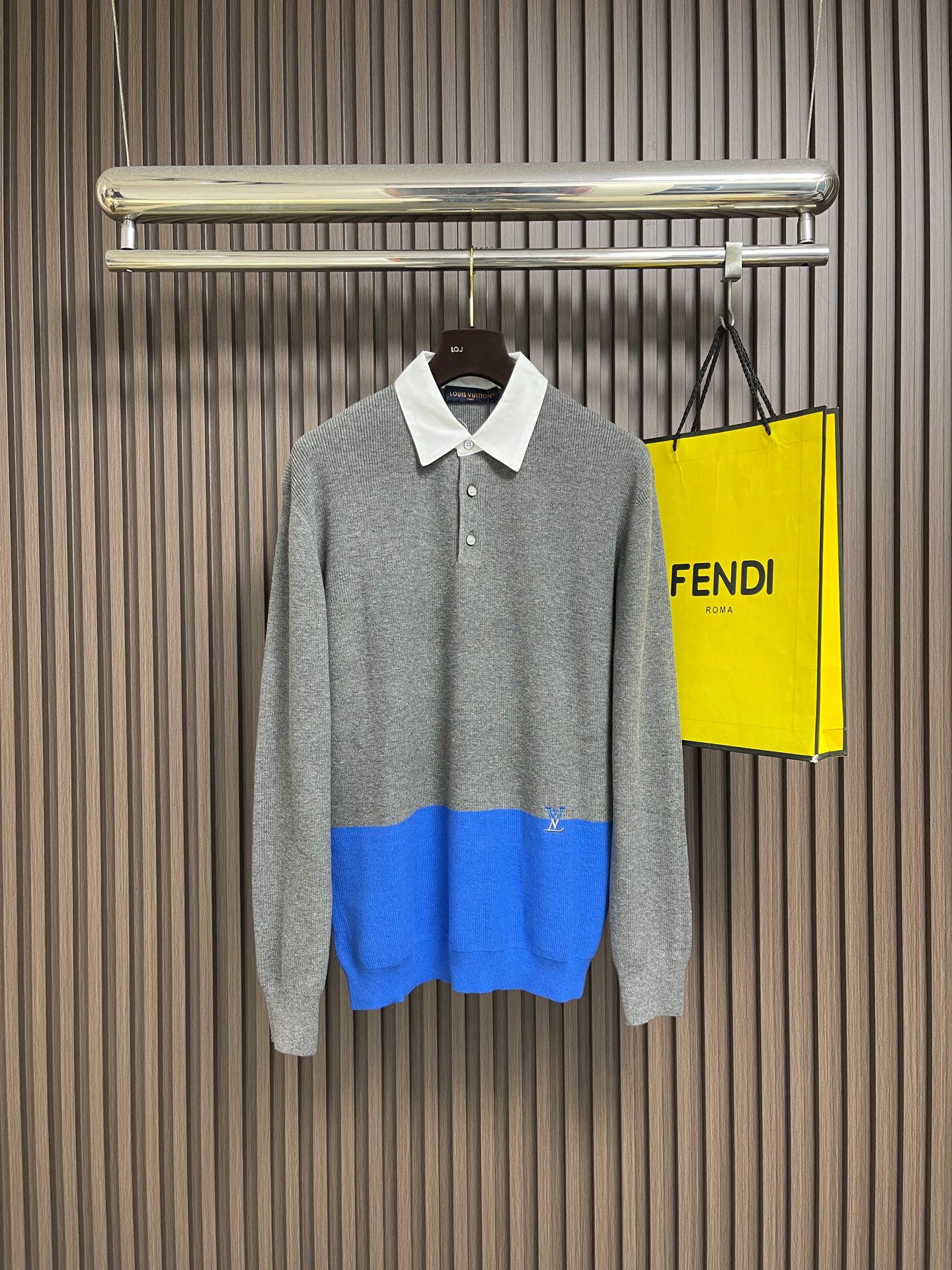NO:914570,LV  Letter embroidered color-blocked shirt collar knitted sweater. This letter-embroidered color-blocked shirt collar knitted sweater is made of fine, skin-friendly wool blended yarn. The entire body adopts contrasting color segmented weaving. The upper body is in a high-grade heather gray tone, and the hem is spliced with eye-catching treasures.  Blue, the color transition is smooth and there are no abrupt seams. The neckline is spliced with a simulated white shirt fake collar design, and the placket is equipped with two metal buttons. It is simple, retro and layered. The exquisite brand letter embroidery is hidden on the side of the body, which is low-key and enhances the texture.  This piece of clothing is made of flat knitting technology. The fabric is soft and waxy with a moderate drape, and is not easy to pill and deform. The long sleeves have threaded cuffs that fit tightly around the wrist. The style is loose and tolerant of body shapes. The same style for men and women can be worn as a couple. The whole process is finely sewn and stitched to ensure smooth movement.  The threads are neat and firm, and the hand-made flat cutting takes into account both comfort and style. Gentle care is required when washing, and avoid high temperature exposure. The smooth and crisp shape will still be maintained after long-term wear. The overall wiring is straight and delicate, the fabric is comfortable and soft, and the color is consistent without color difference.  Can be matched with the same style to create a fashionable look, to suit various occasions, customized accessories, complete with three standards!  Size S-XL S size bust 108 shoulder width 44 length 68 medium size bust 112 shoulder width 46 length 70 L size bust 116 shoulder width 48 length 72 XL size bust 120 shoulder width 50 length 74,,louis vuitton,sweaters,shirts,19860909LV 字母刺绣拼色衬衫领针织衫毛衣,这款字母刺绣拼色衬衫领针织毛衣甄选细腻亲肤羊毛混纺纱线纺织而成,整体采用撞色分段织法,上身为高级麻灰调,下摆拼接亮眼宝蓝色,色彩过渡平整无突兀接缝.领口拼接仿真白衬衫假领设计,门襟搭配两颗金属质感纽扣,简约复古兼具层次感,衣身侧边暗藏精致品牌字母刺绣,低调提升质感.整件衣物采用四平针织工艺,面料软糯有适度垂坠感,不易起球变形,长袖收口螺纹紧实贴合手腕,版型宽松包容不挑身形,男女同款可做情侣穿搭.全程精细车缝锁边,走线工整牢固,手工平铺剪裁兼顾舒适度与造型感,洗涤需轻柔护理,避免高温暴晒,长久穿着依旧保持平整挺括版型.整体走线平直细腻,面料舒适柔软,颜色一致无色差 能与同款搭配营造时尚造型,驾驭各种场合,定制辅料,三标齐全！尺码S-XL S码 胸围108 肩宽44 衣长68 M码胸围112肩宽46 衣长70 L码 胸围116肩宽48 衣长72 XL码胸围120肩宽50 衣长74,,louis vuitton,sweaters,shirts,,Men's clothing