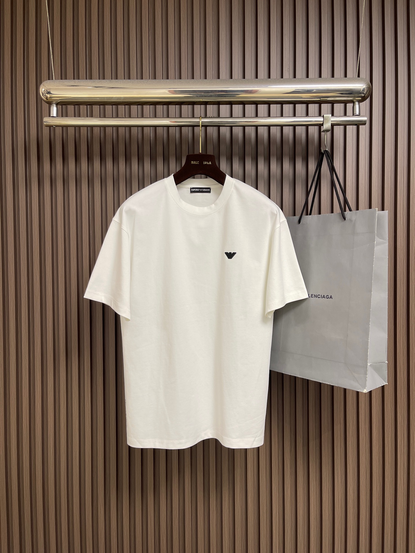 NO:914532,EA Armani 2026ss summer new round neck short-sleeved T-shirt, customized pure cotton fabric, high-precision seal pattern, perfect detail processing, complete three standards. Sizes M-3XL, armani, T-shirt, tees, t-shirt,19860909EA阿玛尼 2026ss夏季新款圆领短袖T恤,定制纯棉面料,高精密仔章图案,完美细节处理,三标齐全.尺码M-3XL,,armani,T-shirt,tees，t-shirt,,Men's clothing