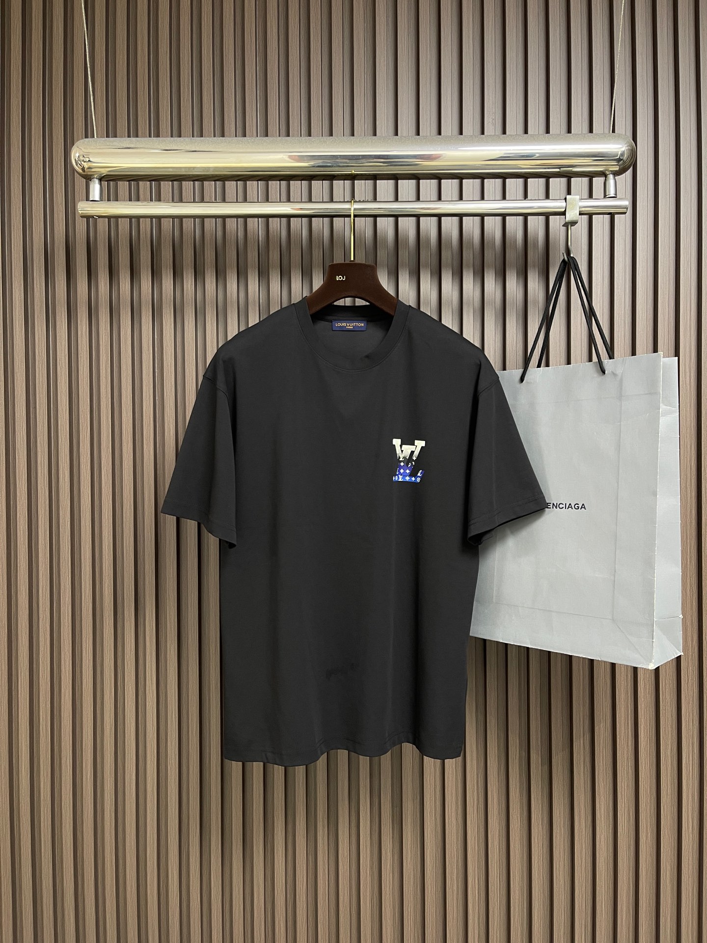 NO:914533,LV  The light-changing LOGO jacquard casual round-neck short-sleeved T-shirt unlocks a new fashion attitude and is an excellent choice for casual wear. Its unique light-changing letter design, the letters seem to be naturally smudged in the gradient color, smart and unique, breaking the monotony and adding an artistic atmosphere to the whole. The round-neck design is simple and elegant, fitting the neck line, comfortable and comfortable.  The fabric is soft and skin-friendly, has good elasticity, and allows you to move freely without restraint. Whether it is worn with jeans to create a casual street style or with casual pants to create a lazy literary style, it can be easily controlled. Wear it and stroll on the streets to show your fashion attitude and personality charm, making you stand out from the crowd. Sizes M-3XL, louis  vuitton,jeans,T-shirt,tees,t-shirt,19860909LV 浅变LOGO标识提花休闲圆领短袖T恤,解锁时尚新姿态,是休闲穿搭的绝佳之选.其独特的浅变字母设计,字母仿佛在渐变色彩中自然晕染,灵动又别致,打破单调,为整体增添艺术氛围.圆领设计简约大方,贴合颈部线条,舒适又自在.面料柔软亲肤,具有良好的弹性,活动自如无束缚.无论是搭配牛仔裤,打造随性街头风；还是配休闲裤,营造慵懒文艺范,都能轻松驾驭.穿上它,漫步街头,尽显时尚态度与个性魅力,让你在人群中脱颖而出.尺码M-3XL,,louis vuitton,jeans,T-shirt,tees，t-shirt,,Men's clothing
