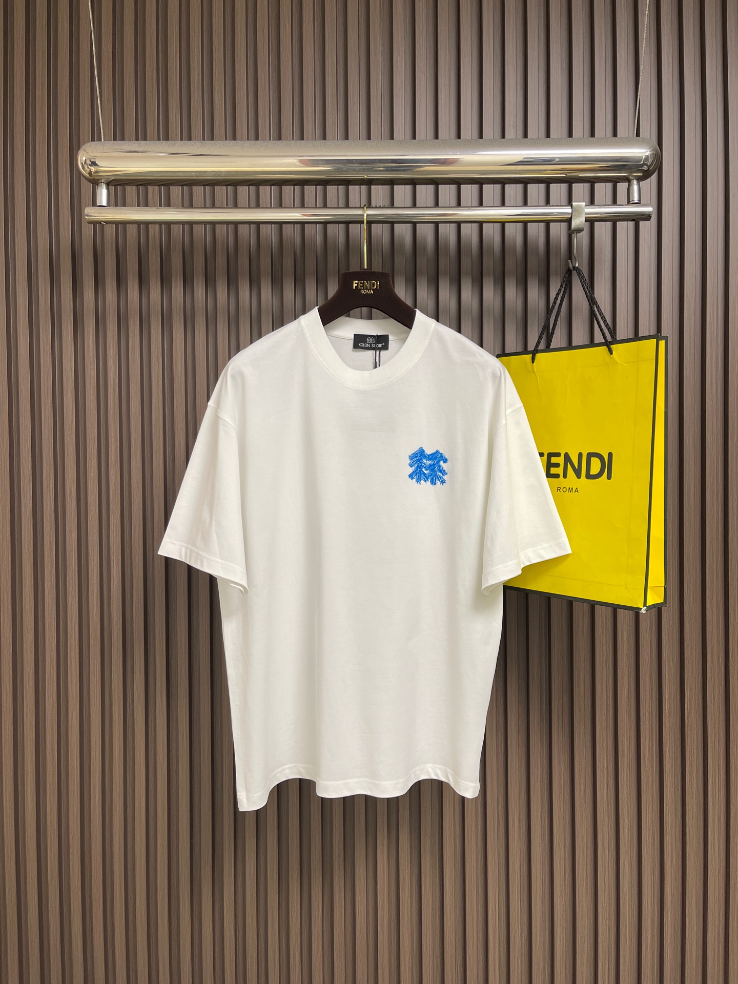 NO:914542,kolonsport 2026SS new men's sports short-sleeved T-shirt. The imported fabric feels super soft and delicate. It is skin-friendly and comfortable to wear. The upper body of the high-end boutique foundry is very good. It is a must-have item for men. It has three complete standards. Sizes S-XXL. S size. Length 73. Bust 110. Shoulder width 53. Size M. Length 74. Bust 114. Shoulder width 55. L size. Length 75. Bust 118. Shoulder width 57.  XL size, length 76, bust 122, shoulder width 59, XXL size, length 77, bust 126, shoulder width 61, T-shirt, tees, t-shirt,19860909kolonsport 可隆 2026SS新款男士运动短袖T恤 进口面料手感超柔软细腻 穿着亲肤舒适 高端精品代工厂精做工上身非常赞 男士必备单品 三标齐全.尺码S-XXL S码 衣长73 胸围110 肩宽53 M码衣长74 胸围114 肩宽55 L码 衣长75 胸围118 肩宽57 XL码 衣长76 胸围122 肩宽59 XXL码衣长77 胸围126 肩宽61,,T-shirt,tees，t-shirt,,Men's clothing