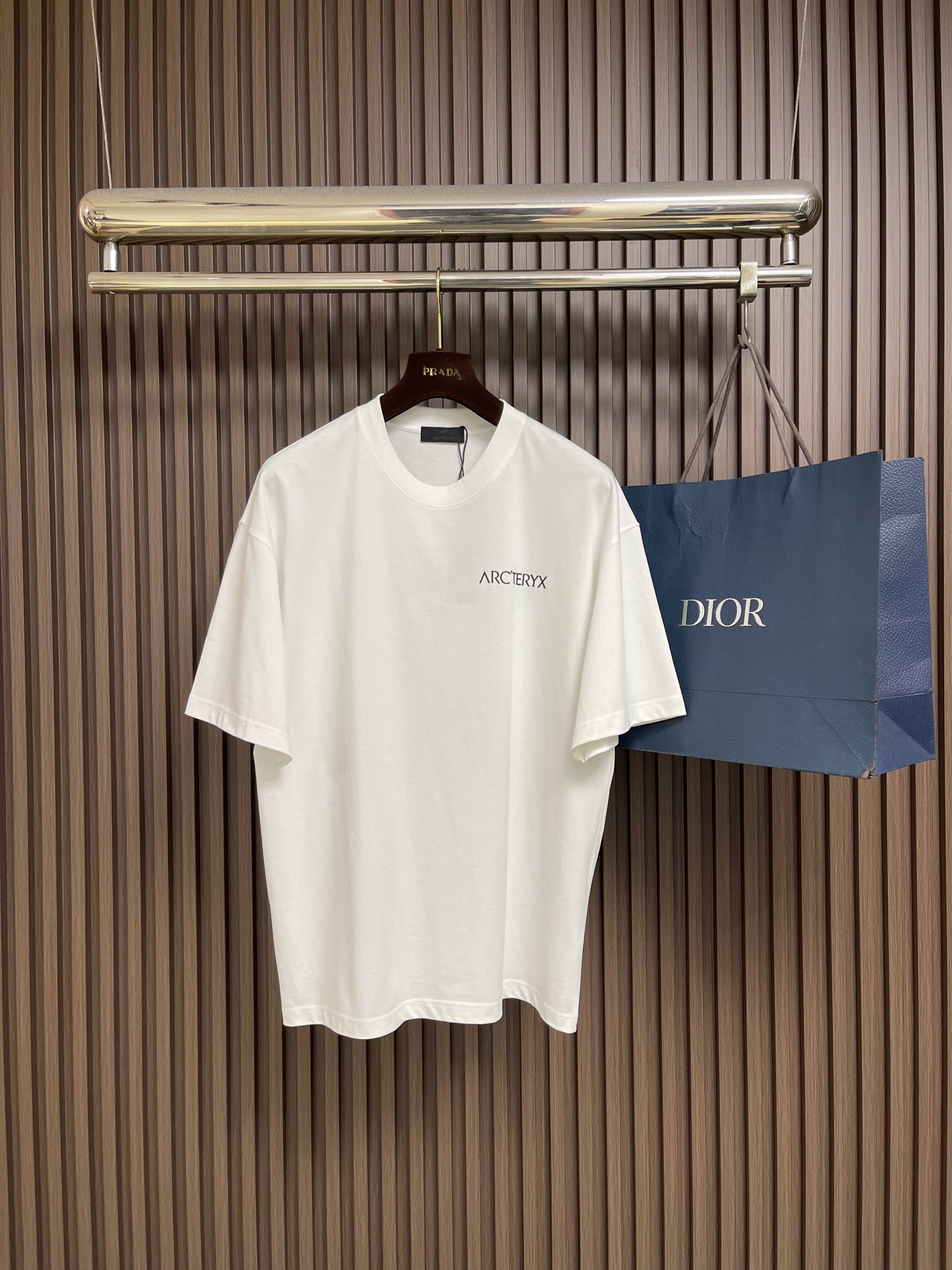 NO:914563,Arcteryx 2026SS printed short-sleeved T-shirt is made of 60-count double-ply, 270g cotton fabric. The upper body is breathable, never pilling, soft and comfortable to the touch, and the whole garment is flat-laid and three-dimensional. The neckline and hem are double-narrow flat-laid. Customized side labels, complete accessories, full texture. Sizes S-XXL S, length 73, bust 110, shoulder width 53, size M, length 74, bust 114  Shoulder width 55 L, length 75 Chest 118 Shoulder width 57 XL, length 76 Chest 122 Shoulder width 59 XXL length 77 Chest 126 Shoulder width 61, arc'teryx, T-shirt, tees, t-shirt,19860909Arcteryx始祖鸟 2026SS 印花短袖T恤 采用60支双股,270g全棉面料.上身透气,绝不起球,手感柔软舒适,全衣平车走线立体剪裁.领口,下摆双窄针平车.定制侧标,辅料齐全,质感十足.尺码S-XXL S码 衣长73 胸围110 肩宽53 M码衣长74 胸围114 肩宽55 L码 衣长75 胸围118 肩宽57 XL码 衣长76 胸围122 肩宽59 XXL码衣长77 胸围126 肩宽61,arc'teryx,T-shirt,tees，t-shirt,,Men's clothing