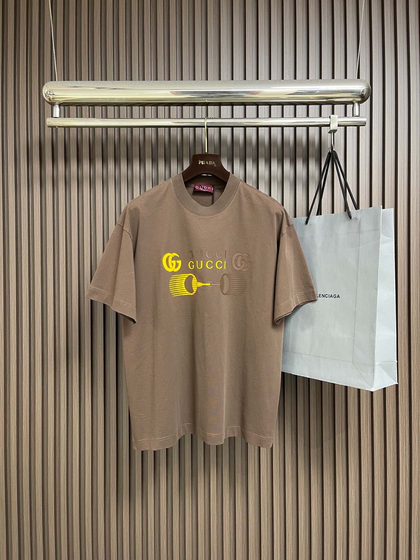 NO:914538,GUCCI 2026ss new spring and summer round neck short-sleeved T-shirt, 300g cotton fabric, soft and skin-friendly, wide and drapey. The four-line dense edge is finely made, the front logo printing is simple and elegant, and the three standards are complete. The same style for men and women. Sizes S-XXL S code length 73 bust 110 shoulder width 53 M size length 74 bust 114 shoulder width 55 L size length 75  Bust 118, shoulder width 57, XL length, 76 bust, 122 shoulder width, 59 XXL length, 77 bust, 126 shoulder width, 61, gucci, T-shirt, tees, t-shirt,19860909GUCCI 2026ss春夏新品圆领短袖T恤,全棉300g面料,柔软亲肤,挺阔有垂坠感.四线密边做工精细,前幅logo印花简洁大方,三标齐全,男女同款.尺码S-XXL S码 衣长73 胸围110 肩宽53 M码衣长74 胸围114 肩宽55 L码 衣长75 胸围118 肩宽57 XL码 衣长76 胸围122 肩宽59 XXL码衣长77 胸围126 肩宽61,,gucci,T-shirt,tees，t-shirt,,Men's clothing