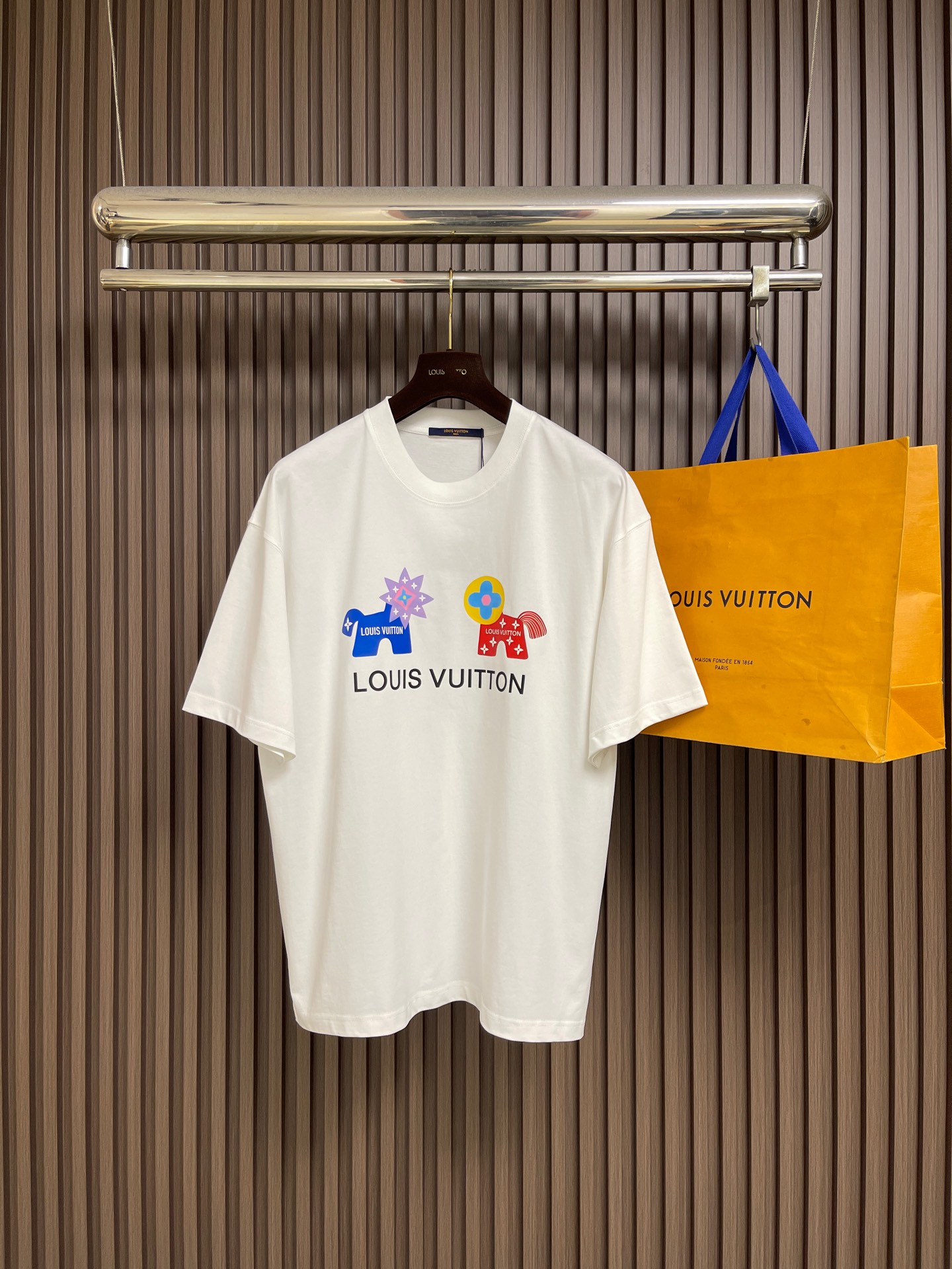 NO:914541,LV cartoon print round neck short-sleeved T-shirt, 2026ss spring new 3D cartoon doll series T-shirt, age-reducing and cute, lifelike and full of vitality, 3D three-dimensional realistic heat transfer process, very lifelike, the fabric is made of 26 double yarn cotton, 220G weight, super texture, the white fabric is very gentle and elegant, black is versatile and casual, luxurious and upscale. Size S-XXL S size, length 73, bust 110, shoulder width 53  M size dress length 74, bust 114, shoulder width 55, L size, dress length 75, bust 118, shoulder width 57,19860909LV 卡通印花圆领短袖T恤,2026ss春款新款3D卡通玩偶系列T恤,减龄又可爱 栩栩如生 活力满满 3D立体逼真烫画工艺 非常逼真,面料采用26支双纱全棉 220G重 质感超强,白色面料非常温柔大气 黑色百搭随意 奢华大气上档次.尺码S-XXL S码 衣长73 胸围110 肩宽53 M码衣长74 胸围114 肩宽55 L码 衣长75 胸围118 肩宽57 XL码 衣长76 胸围122 肩宽59 XXL码衣长77 胸围126 肩宽61,,louis vuitton,T-shirt,tees，t-shirt,,Men's clothing