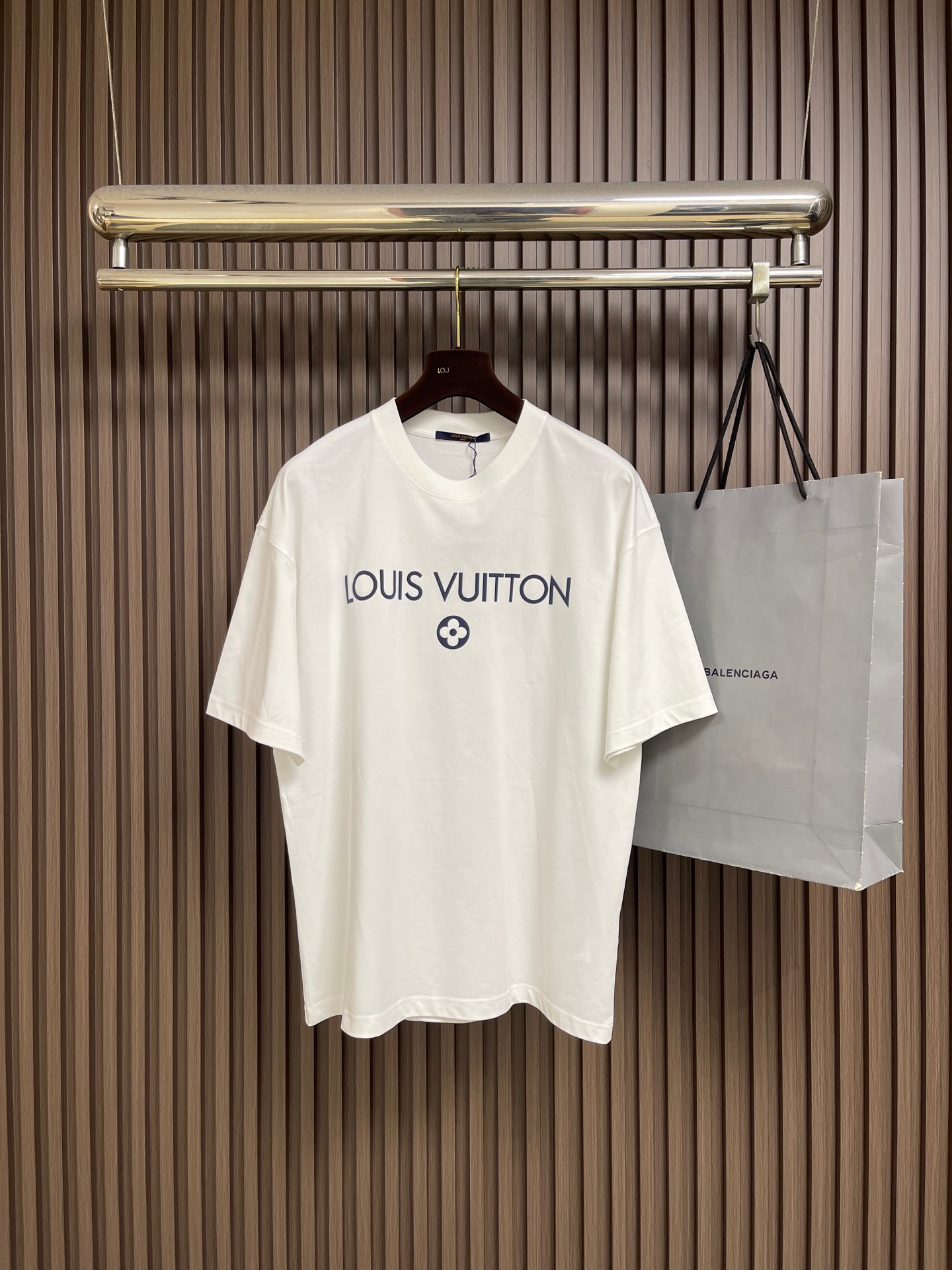 NO:914539,LV 2026SS limited new brand logo printed short-sleeved T-shirt, basic simple and versatile style, the fabric is made of high-weight knitted cotton fabric, soft and solid, perfect texture, sharp contrast, as always loose version, easy for boys and girls to control, same style for men and women. Sizes S-XXL S size Length 73 Bust 110 Shoulder width 53 M size Length 74 Bust 114 Shoulder width 55 L size Length 75  Bust: 118, shoulder width: 5719860909LV 2026SS 限定新品logo印花短袖T恤,基础简约百搭款式,面料采用是高克重的针织棉布料,柔软扎实,质感满分,对比鲜明,一如既往的宽松版型,男生女生轻松上身驾驭,男女同款.尺码S-XXL S码 衣长73 胸围110 肩宽53 M码衣长74 胸围114 肩宽55 L码 衣长75 胸围118 肩宽57 XL码 衣长76 胸围122 肩宽59 XXL码衣长77 胸围126 肩宽61,,louis vuitton,T-shirt,tees，t-shirt,,Men's clothing