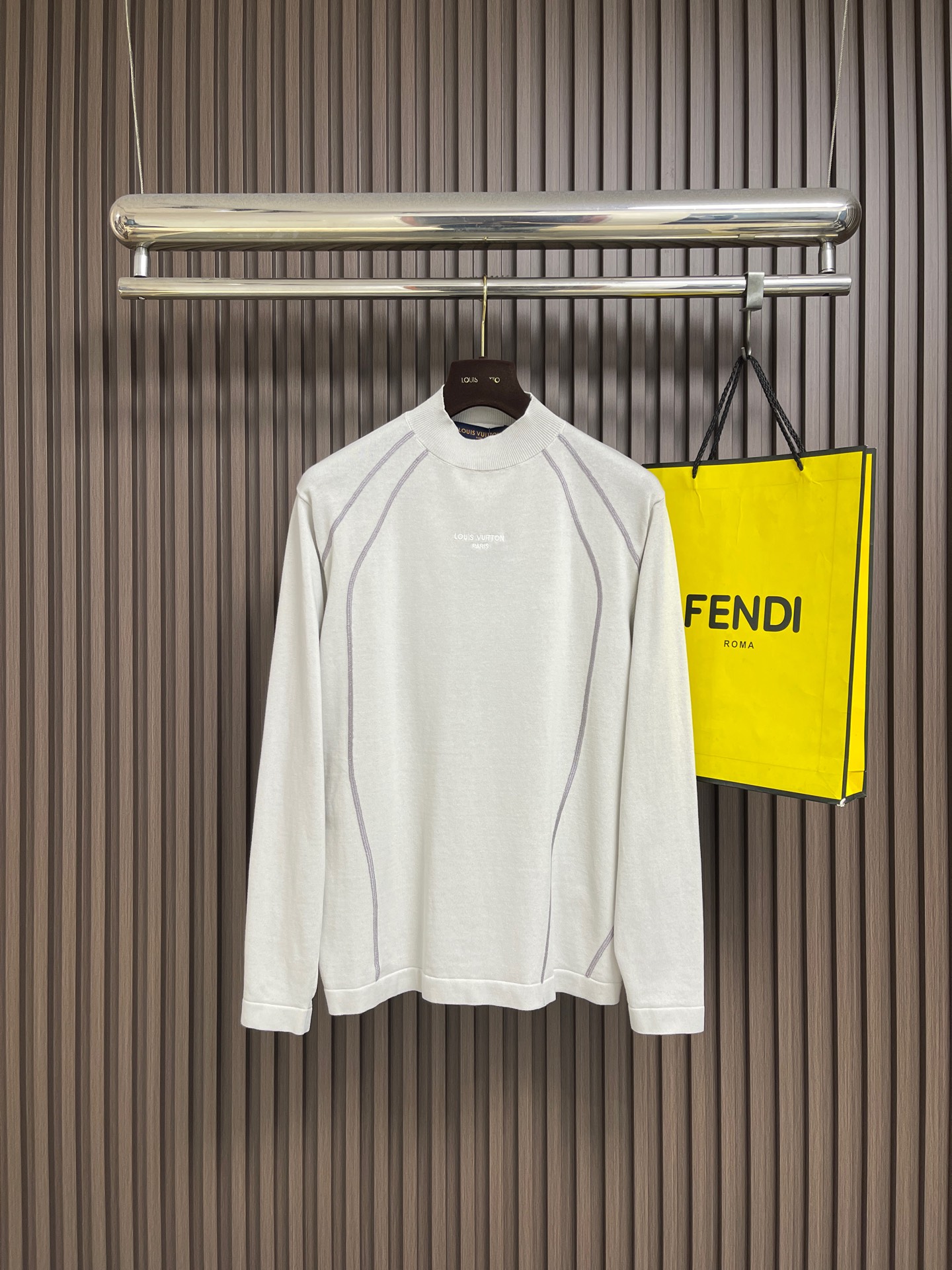 NO:914546,LV  Letter casual knitted long-sleeved T-shirt. The fabric is made of high-density brushed knitting, which is soft and skin-friendly. The upper body is breathable and temperature-locking, and will not prick the skin when worn close to the body. The overall loose shoulder design makes the upper body not tight or bloated. The simple letter embroidery on the chest enhances the sense of sophistication, and the top-stitched design on the side adds a trendy texture. Available now  Wear it alone to create a simple European and American style. It can also be worn inside. White short-sleeved shirts are also very suitable for layering in spring and autumn. The shape accommodates various body shapes and is not easy to deform and pill. The color is high-end and durable. It can be worn for daily commuting and leisure outings. It is versatile and practical. It is a basic long-sleeved item that can be used all year round. Sizes S-XL  Size S, bust 108, shoulder width 44, length 68, size M, bust 112, width 46, length 70, size L, size bust 116, width 48, length 72, size XL, size chest 120, width 50, length 74,19860909LV 字母休闲针织长袖T恤,面料采用高密磨毛针织,软糯亲肤,上身透气锁温,贴身穿不会扎皮肤.整体宽松落肩版型,上身不紧绷、不显臃肿,胸前简约字母刺绣提升精致感,侧边明线设计更具潮流质感.既可单穿打造简约欧美风,也能内搭、春秋叠穿白色短袖也十分合适.版型包容各种身材,不易变形起球,色系高级耐看,日常通勤、休闲出门都能穿,百搭实穿,是一年四季都能用得上的基础长袖.尺码S-XL S码 胸围108 肩宽44 衣长68 M码胸围112肩宽46 衣长70 L码 胸围116肩宽48 衣长72 XL码胸围120肩宽50 衣长74,,louis vuitton,T-shirt,tees，t-shirt,,Men's clothing