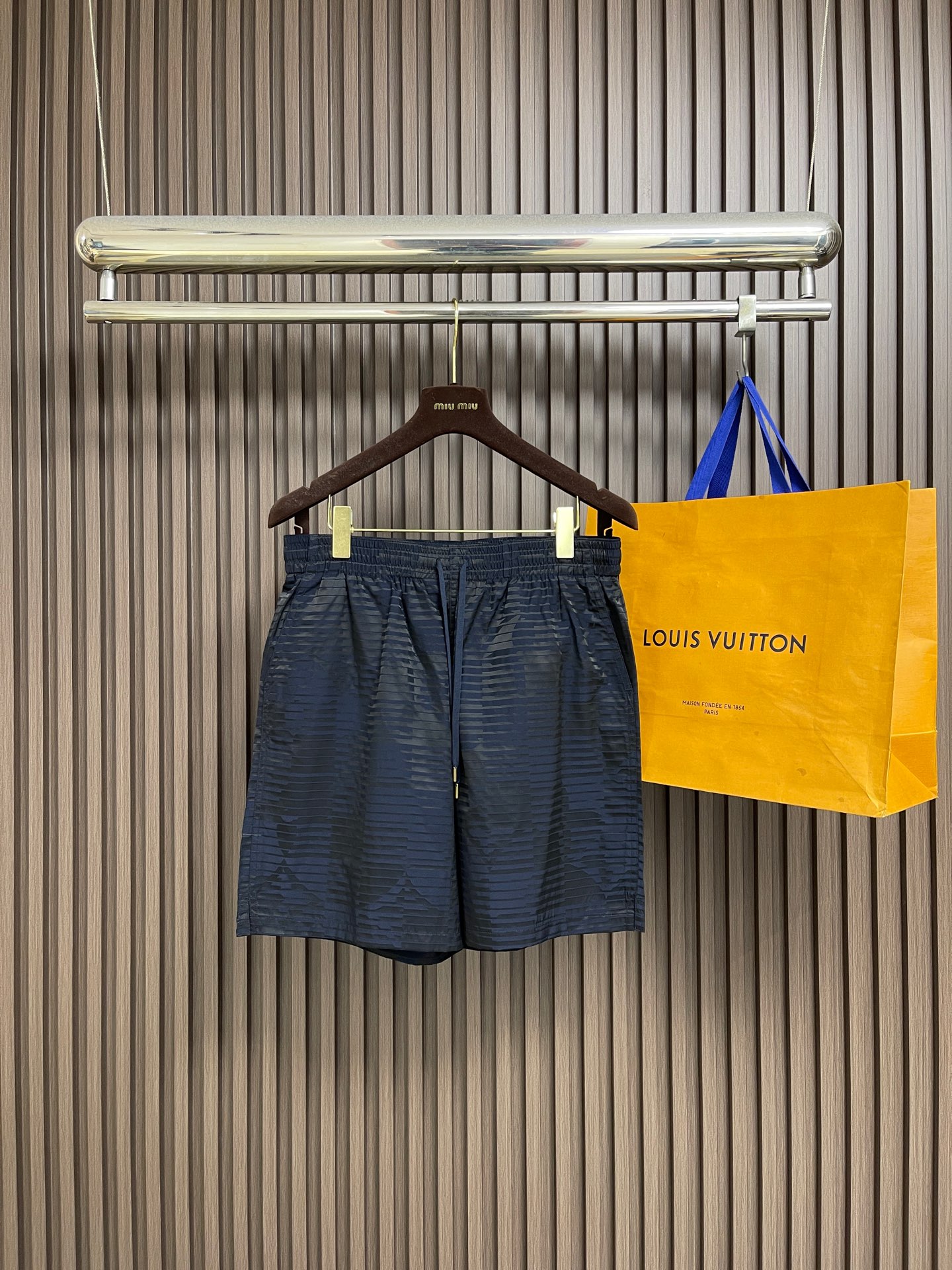 NO:914543,lV Donkey brand quiet blue dense pattern beach shorts, these beach shorts use the Dynamic Monogram pattern to interpret the fast style. The iconic elements are transformed into striped prints, and the interweaving of matte and smooth textures enriches the visual hierarchy. They can be used with the same style of sweatshirt to create a trendy look. Sizes S-XL S size waist 78 hips 110 pants length 47.5 M size waist 82 hips 114 pants length 48 L size waist 86  Hips 118, pants length 48.5, XL size, waist 90, hips 120, pants length 49,,louis vuitton,louis vuitton,shorts,19860909lV 驴牌 静蓝密纹沙滩短裤,本款沙滩短裤以 Dynamic Monogram 图案演绎迅疾风范,将标志性元素化为条纹印花,借哑光与光滑质感的交织丰富视觉层次,可与同款运动衫共筑潮流造型.尺码S-XL S码 腰围78 臀围110裤长47.5 M码腰围82 臀围114裤长48 L码 腰围86 臀围118裤长48.5 XL码 腰围90 臀围120裤长49,,louis vuitton,louis vuitton,shorts,,Men's clothing
