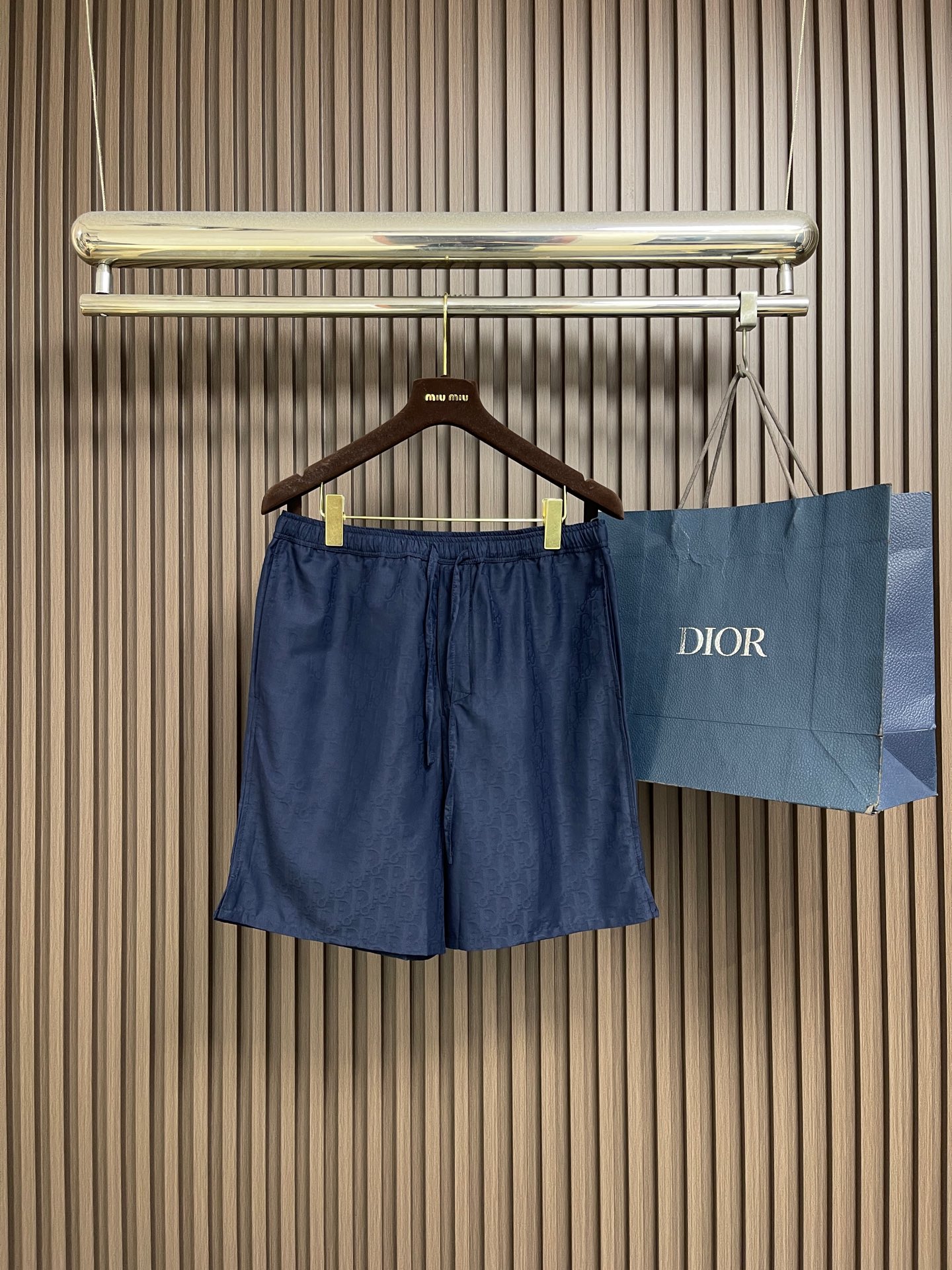 NO:914566,Tops Shorts P Dior Oblique all-over printed short-sleeved shirt and shorts suit, custom-made cloud-like luxurious blue cotton silk. Smooth drape, skin-friendly and luxurious. Made from the deep indigo of the starry night. It is as warm and smooth as ink-dyed satin. It reveals restrained luxury in the texture. The whole body is embellished with Dior Oblique classic jacquard dark patterns. The brand's archive aesthetics are engraved in the matte soft light, achieving a unique high-luxury recognition.  The complete set of outfits is natural, and the elegant aura is achieved in one go. Oblique jacquard technology forms Oblique jacquard by changing the interweaving method of yarns during the weaving process. Restores the color light through multiple custom weaving and dyeing to ensure the accuracy of the pattern (the minimum order for a tank of fabric is one meter, which is expensive). Infrared positioning cutting bed uses infrared emitters and infrared receivers to achieve precise positioning of materials. The accuracy can reach the micron level, thereby meeting the effect of Oblique jacquard positioning and high-precision cutting. The fabrics have been fermented and washed.  Better hand feel and texture, not easy to deform, not easy to shrink, not easy to fade, maintain long-term beauty. Size S-XL 38–39-40-41, dior, shorts, shirts, T-shirt, silk fabric,19860909上衣 短裤P Dior Oblique 满印短袖衬衫短裤套装,定制云境奢柔蓝棉丝 垂坠柔滑 亲肤奢适 取星夜深邃靛蓝 如墨染绸缎般温润流光 于肌理间流露内敛奢质 通体缀以Dior Oblique经典提花暗纹 在雾面柔光中镌刻品牌典藏美学 成就独树一帜的高奢辨识度 成套穿搭浑然天成 优雅气场一气呵成 Oblique提花工艺 通过在织布过程中改变纱线的交织方式 形成Oblique提花 通过多次定织定染还原色光 确保图案的精确度（一缸面料米起订 价格昂贵） 红外线定位裁床 通过红外发射器和红外接收器来实现对材料的精准定位 精度可达到微米级别 从而满足Oblique提花对位高精度裁剪的效果 面料都经过酵洗 手感质感更佳 不易变形 不易缩水 不易褪色 保持长久的美观.尺码S-XL 38–39-40-41,,dior,shorts,shirts,T-shirt,silk fabric,,Men's clothing
