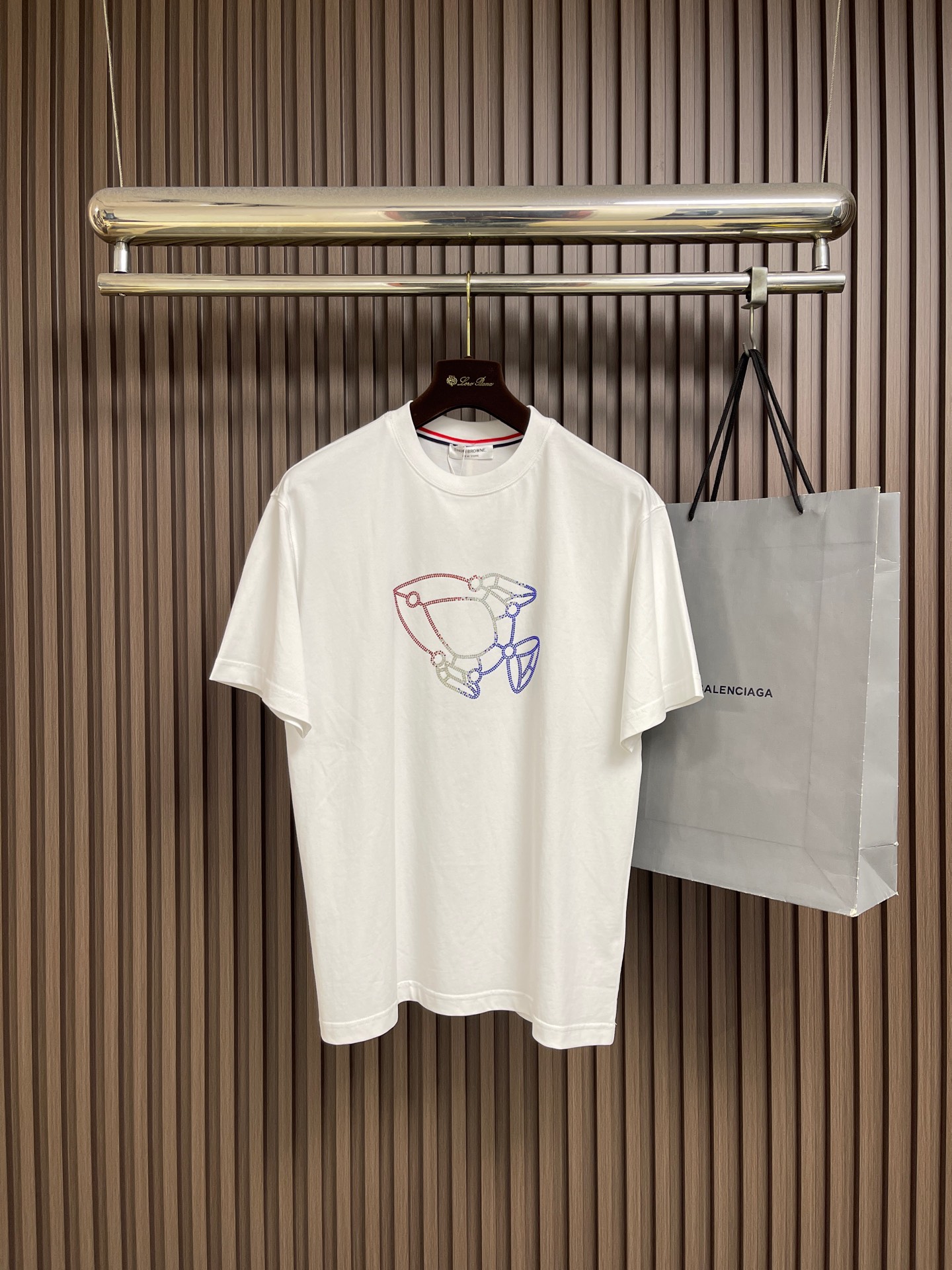 NO:950632,Thom Browne TB 2026SS early spring gradient hot diamond pattern short-sleeved T-shirt, perfectly restored 440 yarn count 220 grams cotton fabric, complete set of accessories, same style for men and women. Sizes M-3XL, T-shirt, tees, t-shirt,19860909Thom Browne TB 2026SS早春渐变烫钻图案短袖T恤,完美还原 440支纱线220克全棉面料 全套辅料齐全 男女同款.尺码M-3XL,,T-shirt,tees，t-shirt,,Men's clothing