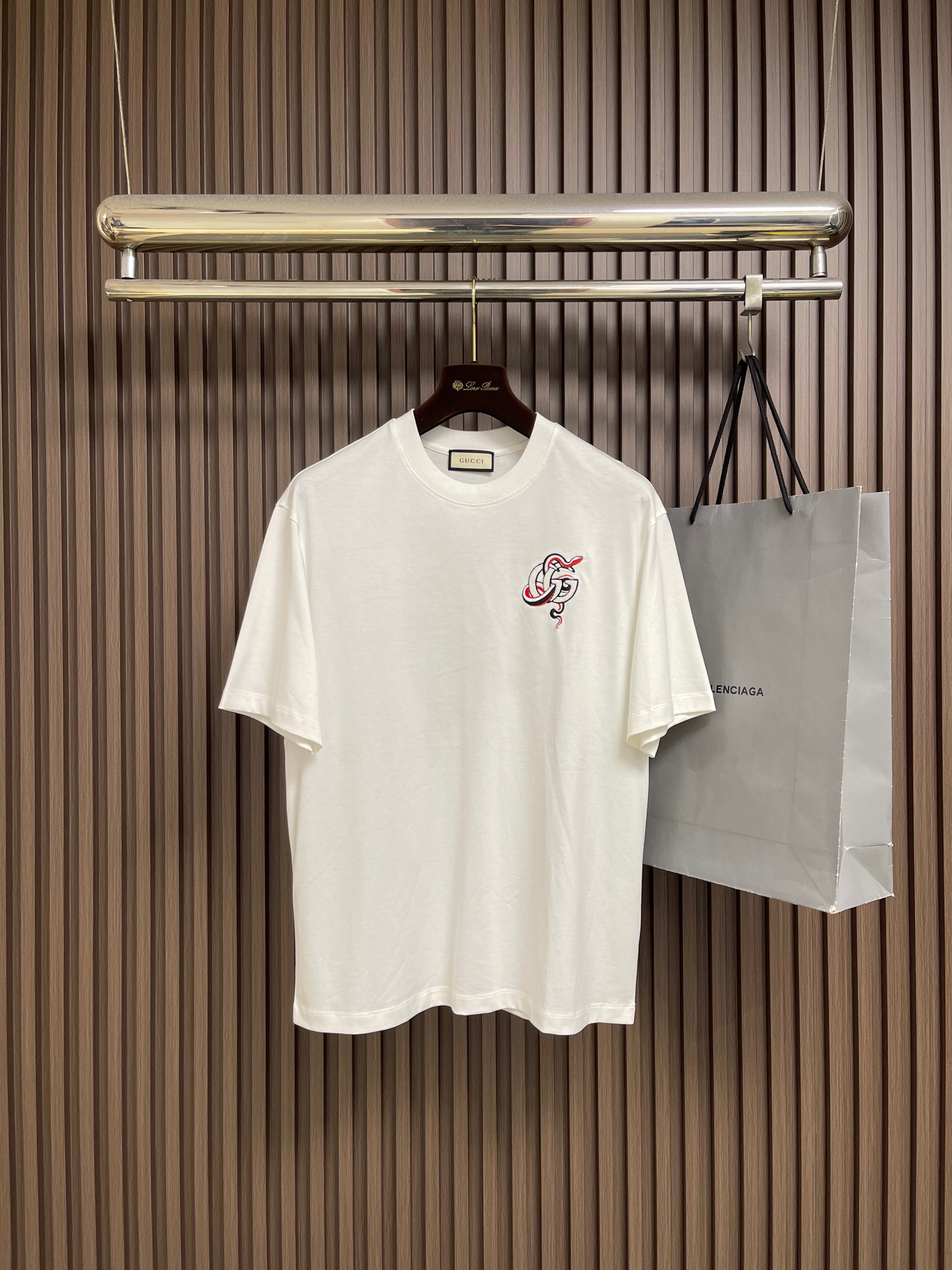 NO:950642,GUCCI 2026ss new spring and summer round neck short-sleeved T-shirt, 300g cotton fabric, soft and skin-friendly, wide and drapey. Four-threaded edges are finely crafted, front logo embroidered logo, simple and elegant, complete with three marks, same style for men and women. Sizes M-3XL, gucci, T-shirt, tees, t-shirt,19860909GUCCI 2026ss春夏新品圆领短袖T恤,全棉300g面料,柔软亲肤,挺阔有垂坠感.四线密边做工精细,前幅logo刺绣标识,简洁大方,三标齐全,男女同款.尺码M-3XL,,gucci,T-shirt,tees，t-shirt,,Men's clothing