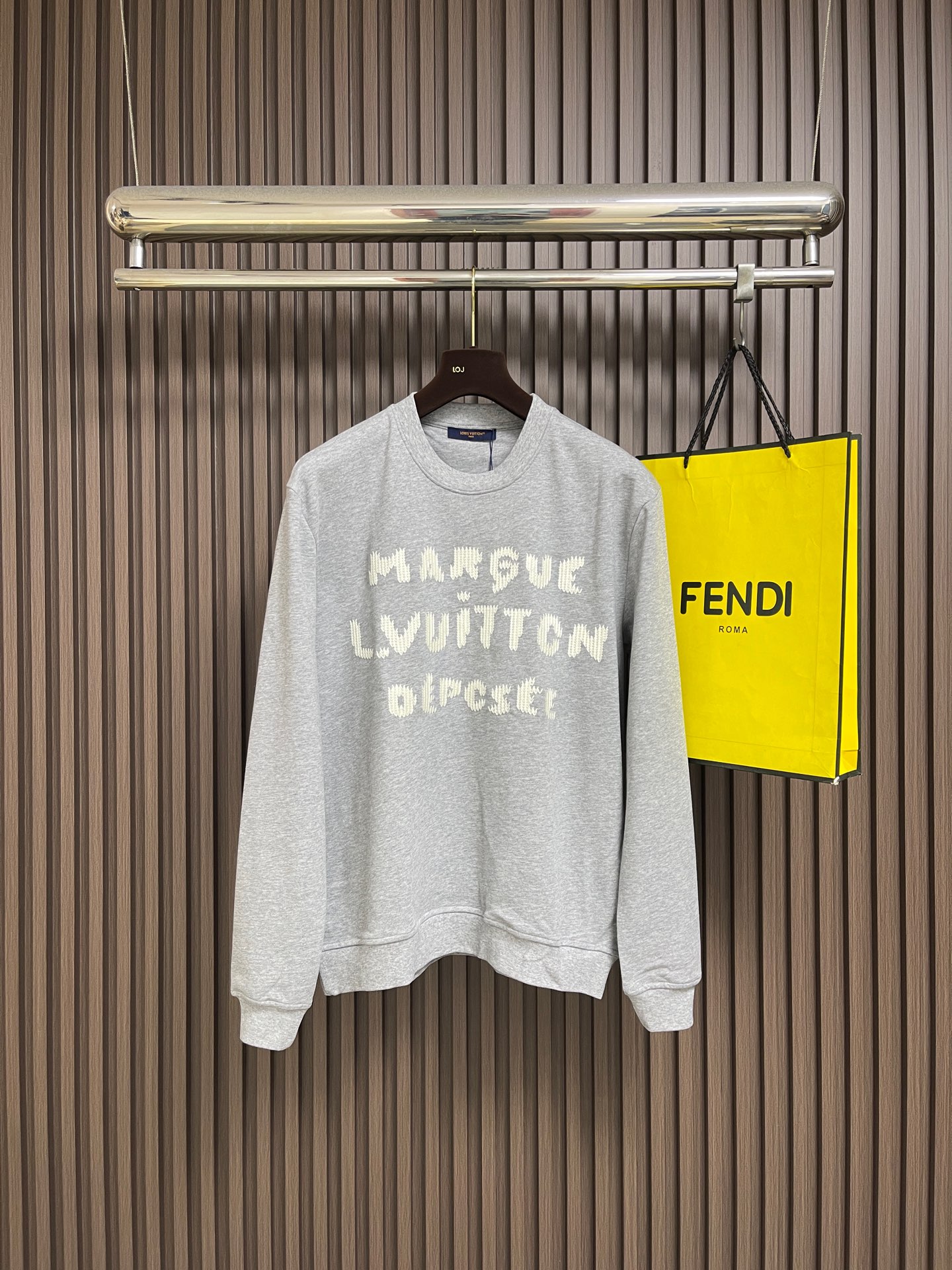 NO:935666,LV embroidered hook-and-loop sweatshirt is made of customized YB native cotton fabric, which is soft and breathable, comfortable and stylish to wear. The oversized loose fit is combined with the cut of a round-neck pullover sweatshirt to create a classic casual style. The fabric has been specially treated to maintain the skin-friendly properties of cotton and improve the overall stiffness. Thick line embroidery is used on the front and back to present the brand logo. The iconic LV letter logo is outlined with fine embroidery on the chest, and Marque L.Vuitton is fully embroidered on the back.  Déposée wording. The embroidery lines are full and three-dimensional, creating a realistic hand-knitted visual effect through unique knitting techniques. Each embroidery detail is strictly controlled to ensure that the stitches are even and fine, and the pattern is clear and exquisite. The overall wiring is straight and delicate, the fabric is comfortable and soft, and the color is consistent without color difference. It can be matched with the same style to create a fashionable look and control various occasions. Customized accessories, complete three standards, the same style for men and women!  Size S-M-L-XL,,louis vuitton,versace,hoodie,sweatshirts,19860909LV 刺绣勾花字母卫衣,采用定制YB原生全棉面料,质地柔软透气,穿着舒适有型,oversized宽松版型结合圆领套头卫衣剪裁,打造经典休闲风格.面料经过特殊处理,既保持了棉质的亲肤特性,又提升了整体挺括度.前后分别采用粗线刺绣工艺呈现品牌标识.胸前以精细刺绣勾勒出标志性LV字母徽标,后部则完整绣制Marque L.Vuitton Déposée字样.刺绣线条饱满立体,通过独特的针织手法营造出逼真的手工编织视觉效果.每个刺绣细节都经过严格把控,确保针脚均匀细密,图案清晰精致.整体走线平直细腻,面料舒适柔软,颜色一致无色差 能与同款搭配营造时尚造型,驾驭各种场合,定制辅料,三标齐全,男女同款！尺码S-M-L-XL,,louis vuitton,versace,hoodie,sweatshirts,,Men's clothing
