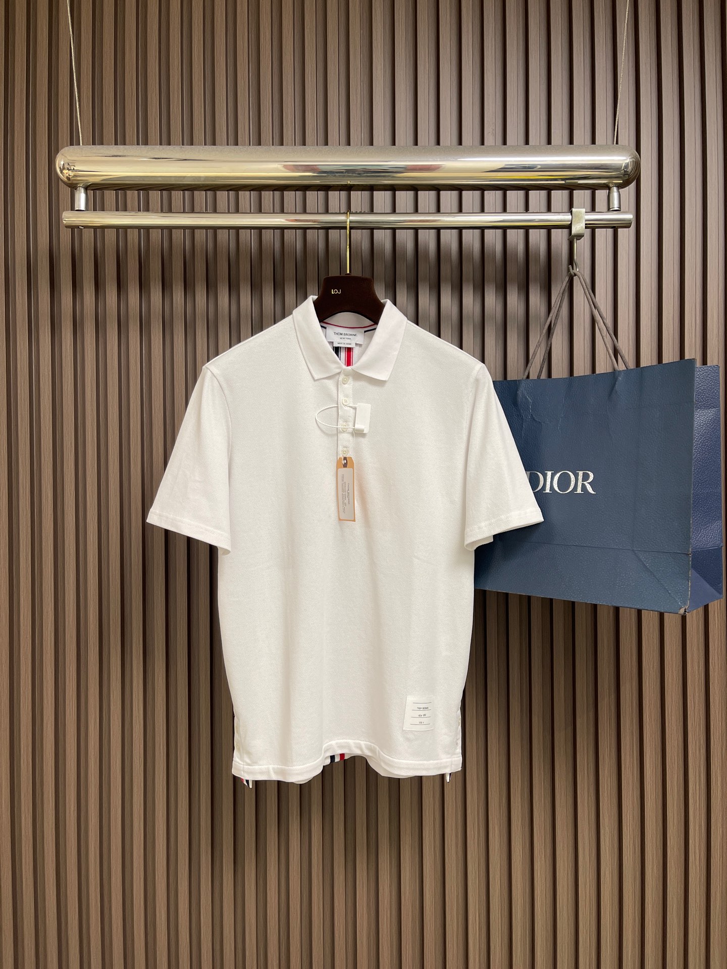 NO:928678,TB  Short-sleeved Polo with three-color webbing on the back. The fabric is made of the original custom-made yarn-dyed pique double yarn fabric. It is heavy-weight. The fabric surface is crisp and breathable, soft and skin-friendly. It is decorated with classic red, white and blue colored webbing. The open-tube design has exquisite details. It is sewn with imported sewing equipment. The stitch length is  Fine and neat, the wiring is neat. The overall wiring is straight and delicate, the fabric is comfortable and soft, and the color is consistent without color difference. It can be matched with the same style to create a fashionable look and control various occasions. It is custom-woven and dyed, without any color difference from the original version. The craftsmanship is perfectly restored, with three complete standards and customized accessories.  Sizes 1-2-3-4 1 size Chest 100 Shoulder width 42 Length 69 Sleeve length 22 Size 2 Chest 104 Shoulder width 43 Length 71 Sleeve length 23 Size 3 Chest 109 Shoulder width 44 Length 73 Sleeve length 24 Size 4 Chest 114 Shoulder width 45 Length 75 Sleeve length 25,,T-shirt,19860909TB 后背三色织带短袖Polo,面料采用原版一致定制色织珠地双纱面料,克重克,布面挺括透气,触感柔软亲肤.饰有经典红白蓝彩色织带,开筒设计细节精致,采用进口缝纫设备缝制,针距细密,走线整齐.整体走线平直细腻,面料舒适柔软,颜色一致无色差,能与同款搭配营造时尚造型,驾驭各种场合.定织定染,与原版无任何色差.匠心工艺完美还原,三标齐全,定制辅料. 尺码1码-2码-3码-4码 1码 胸围100 肩宽42 衣长69 袖长22 2码 胸围104 肩宽43 衣长71 袖长23 3码 胸围109 肩宽44 衣长73 袖长24 4码 胸围114 肩宽45 衣长75 袖长25,,T-shirt,,Men's clothing