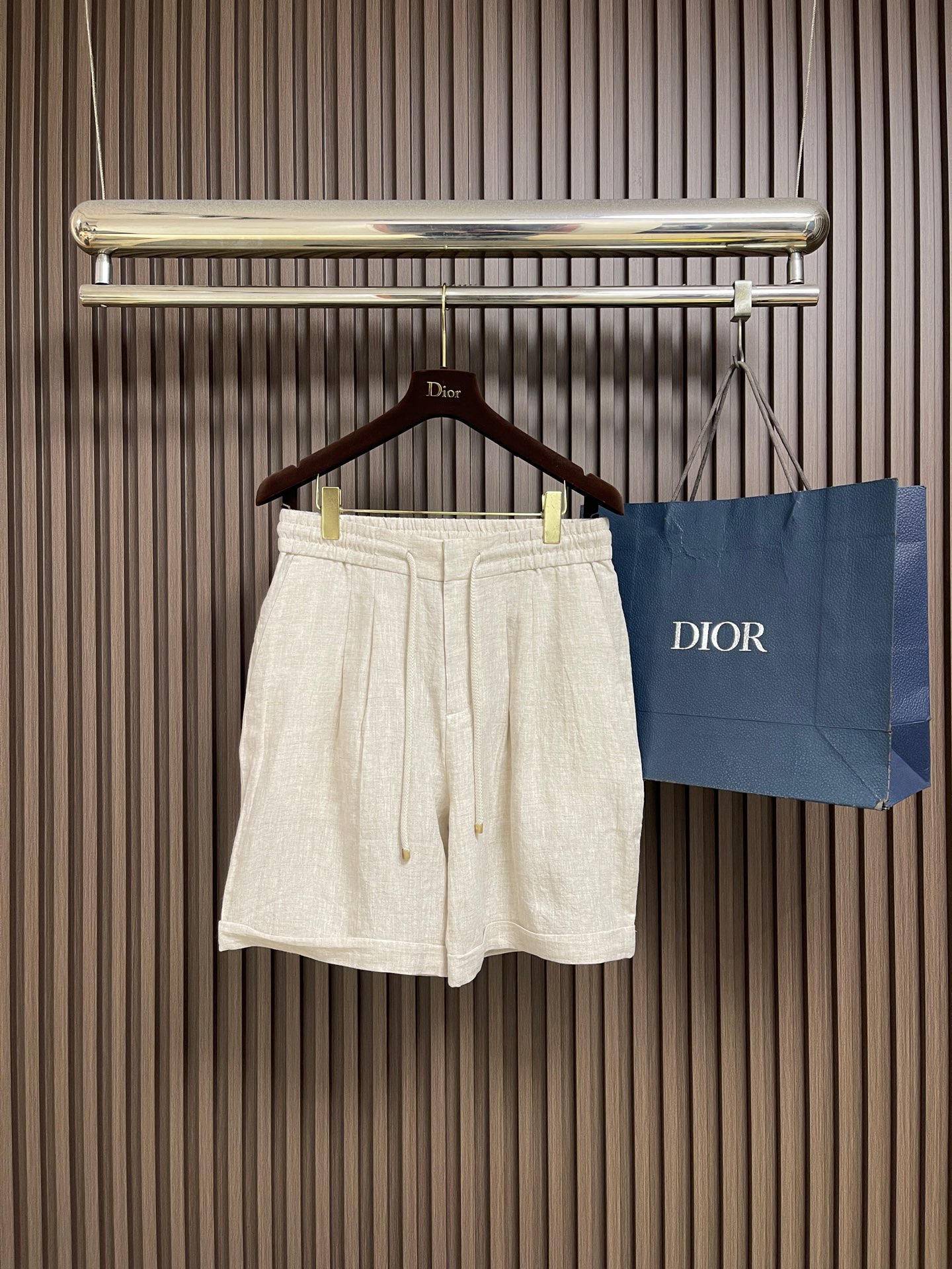NO:950684,Brunello Cucinelli straight linen Bermuda shorts, a relaxed and neat spring and summer silhouette, the straight version matches the length of Bermuda shorts, the overall line is clean and stretched, and the upper body is more relaxed and luxurious. The natural linen texture is suitable for spring and summer wear, refreshing and stylish. Sizes M-XXL  Foot opening 60 Hips 12019860909BrunelloCucinelli布鲁内洛·库奇内利 直筒亚麻百慕大短裤,轻松利落的春夏廓形,直筒版型搭配百慕大短裤长度,整体线条干净舒展,上身更显松弛高级感.天然亚麻质感,适合春夏穿着,清爽有型.尺码M-XXL M码 裤侧长50 腰围76 脚口58.5 臀围116 L码 裤侧长51 腰围80 脚口60 臀围120 XL码裤侧长52 腰围84 脚口61.5 臀围124 XXL码 裤侧长53 腰围88 脚口63 臀围128,,brunello cucinelli,shorts,,Men's clothing