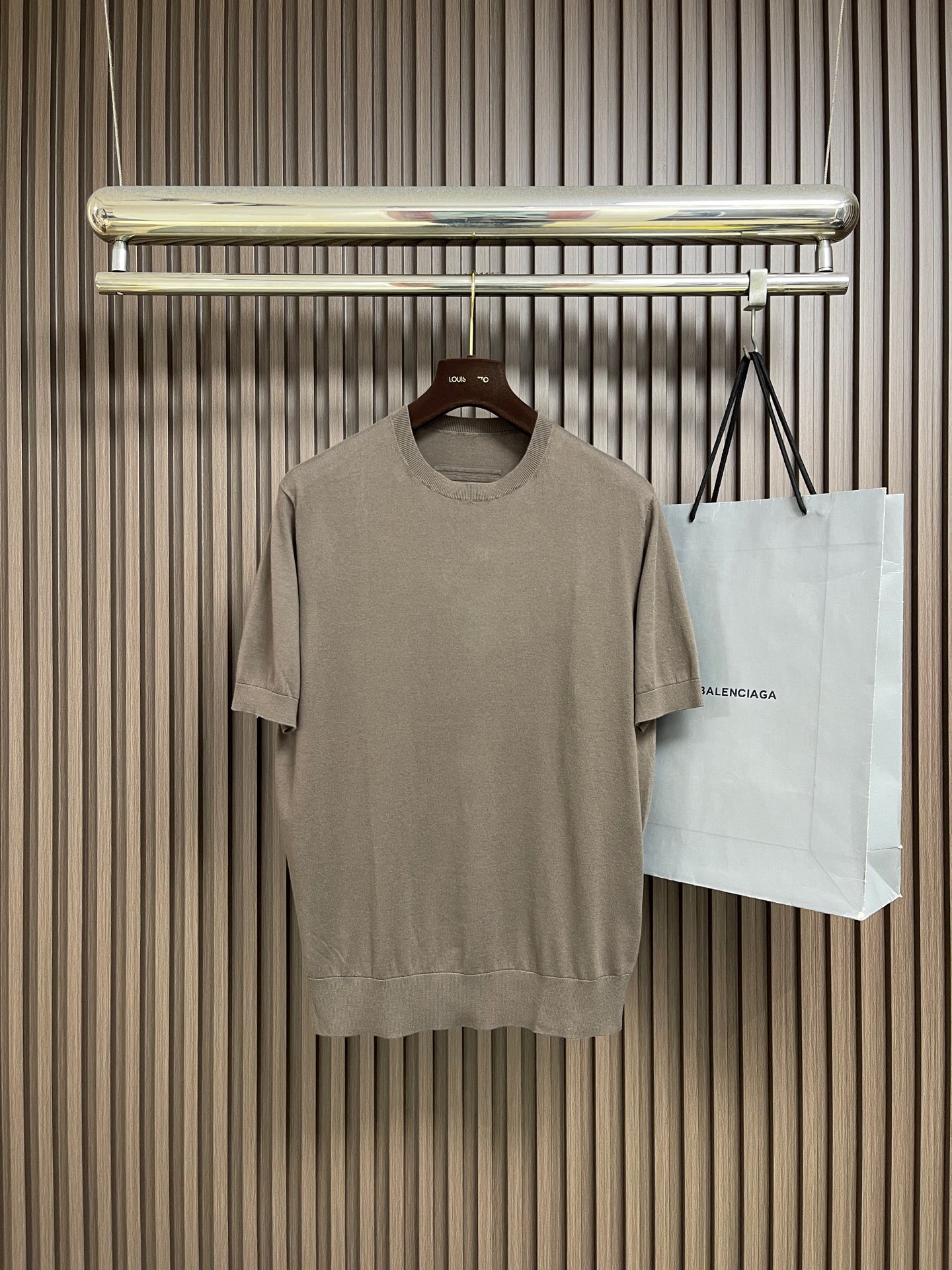 NO:928667,ZEGNA 2026SS new spring and summer round neck knitted short-sleeved T-shirt. This basic knitted item is made of long-staple cotton high-quality cotton material 16-knit. It is very delicate and soft, creating a unique appearance. It is decorated with classic rib trimming and is an upgraded interpretation of selected items. It is made of luxurious and fine long-staple cotton knitted fabric, which is soft, elastic, light and breathable. Size 46-48-50-52 Size 46 Bust 105  Shoulder width 44, length 68.5, size 48, bust 109, shoulder width 45, length 70, size 50, bust 113, shoulder width 46, length 71.5, size 52, bust 117, shoulder width 47, length 73, T-shirt, tees, t-shirt,19860909ZEGNA 2026SS春夏新品圆领针织短袖T恤,这款基础针织单品以长绒棉优质棉质材料16针织成,非常细腻柔软、造就别具一格的外观,饰以经典罗纹饰边,升格演绎精选单品,选用奢美精细的长绒棉针织面料,柔软弹韧,轻薄透气.尺码46-48-50-52 46码 胸围105 肩宽44 衣长68.5 48码 胸围109 肩宽45 衣长70 50码 胸围113肩宽46 衣长71.5 52码 胸围117肩宽47 衣长73,,T-shirt,tees，t-shirt,,Men's clothing