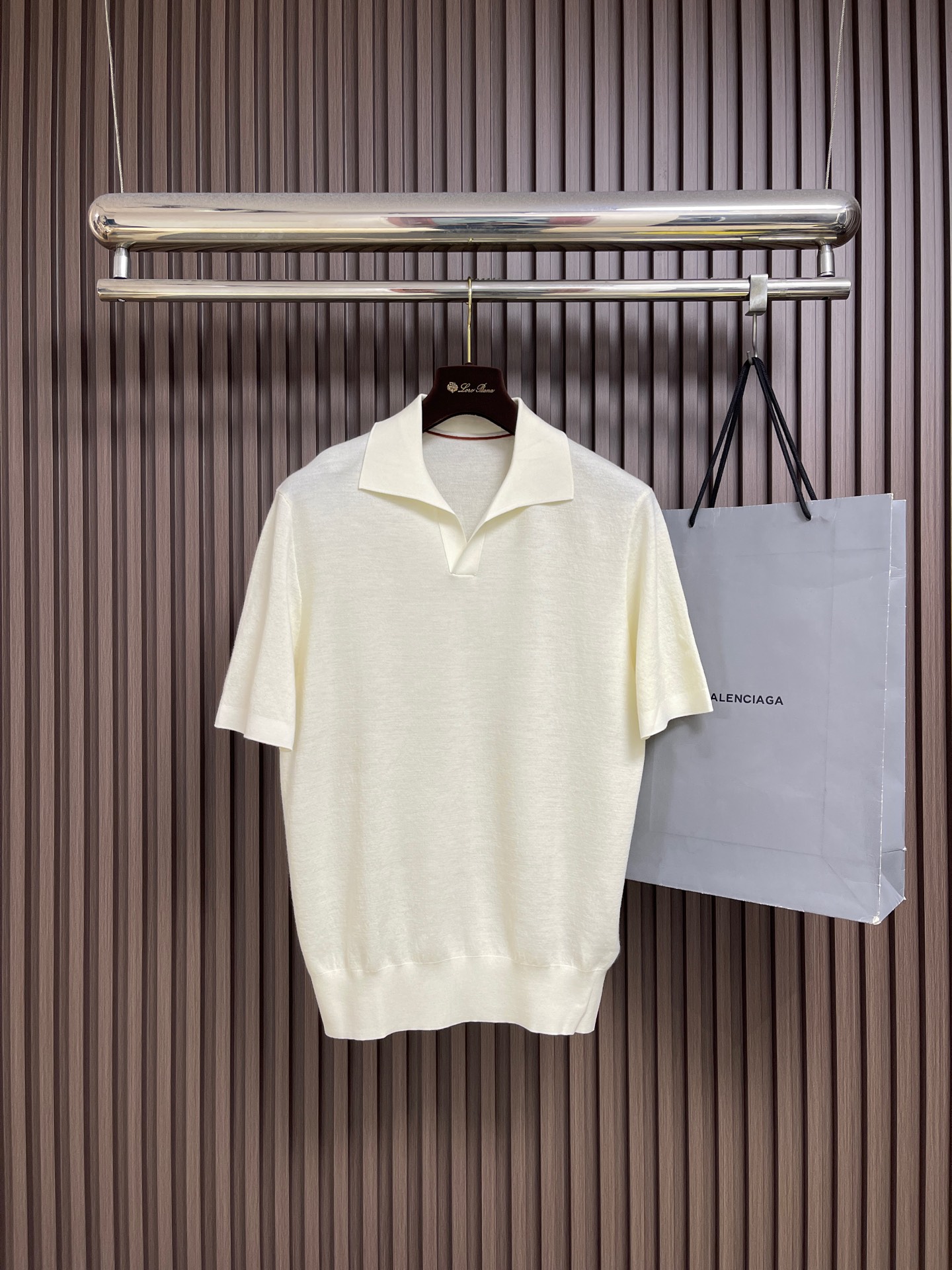 NO:956007,LP LoroPiana British rib knitted Polo shirt. This Polo collar knitted short-sleeved shirt is made of high-count combed knitted yarn and wool.  Adopting a fine pit weave, the fabric texture is tight and flat, with both stiffness and soft touch. The upper body is breathable, skin-friendly and not sweaty. The classic small V lapel is neat and three-dimensional, and the placket has no unnecessary decoration, which is simple and elegant; the cuffs of the five-quarter sleeves are finely hemmed, the wiring is neat and firm, and the edges are not easily deformed.  The body shape is loose and moderate, the hem is flat and closed, and the overall workmanship is exquisite. Every seam has been carefully processed to take into account both beauty and durability. It is suitable for commuting and daily life, and can easily create a casual and high-end dressing texture. The overall routing is straight and delicate, the fabric is comfortable and soft, and the color is consistent without color difference.  It can be matched with the same style to create a fashionable look, and can be used in various occasions. Customized accessories, complete with three standards, same style for men and women!  Size 46-52 Size 46, length 66.5, bust 102, shoulder width 44, sleeve length 26, size 48, length 68, bust 106, shoulder width 45, sleeve length 27, size 50, length 69.5, bust 110, shoulder width 46, sleeve length 28, size 52, length 71, bust 114, shoulder width 47, sleeve length 29,,loro  piana,loro piana,T-shirt,19860909LP LoroPiana 英式罗纹针织Polo衫,这款Polo领针织短袖甄选高支精梳针织纱线,羊毛 采用细腻坑条织法,织物质地紧实平整,兼具挺括度与柔软触感,上身透气亲肤不闷汗.经典小V翻领利落立体,门襟无多余装饰,简约大气；五分袖袖口做精细包边处理,走线工整牢固,边缘不易变形.衣身版型宽松有度,下摆平整收口,整体做工考究,每一处缝线都经过精细处理,兼顾美观与耐穿性,通勤日常皆适配,轻松打造随性高级的穿搭质感.整体走线平直细腻,面料舒适柔软,颜色一致无色差 能与同款搭配营造时尚造型,驾驭各种场合,定制辅料,三标齐全,男女同款！尺码46-52 46码 衣长66.5 胸围102 肩宽44 袖长26 48码 衣长68 胸围106 肩宽45 袖长27 50码 衣长69.5 胸围110 肩宽46 袖长28 52码 衣长71胸围114 肩宽47 袖长29,,loro piana,loro piana,T-shirt,,Men's clothing