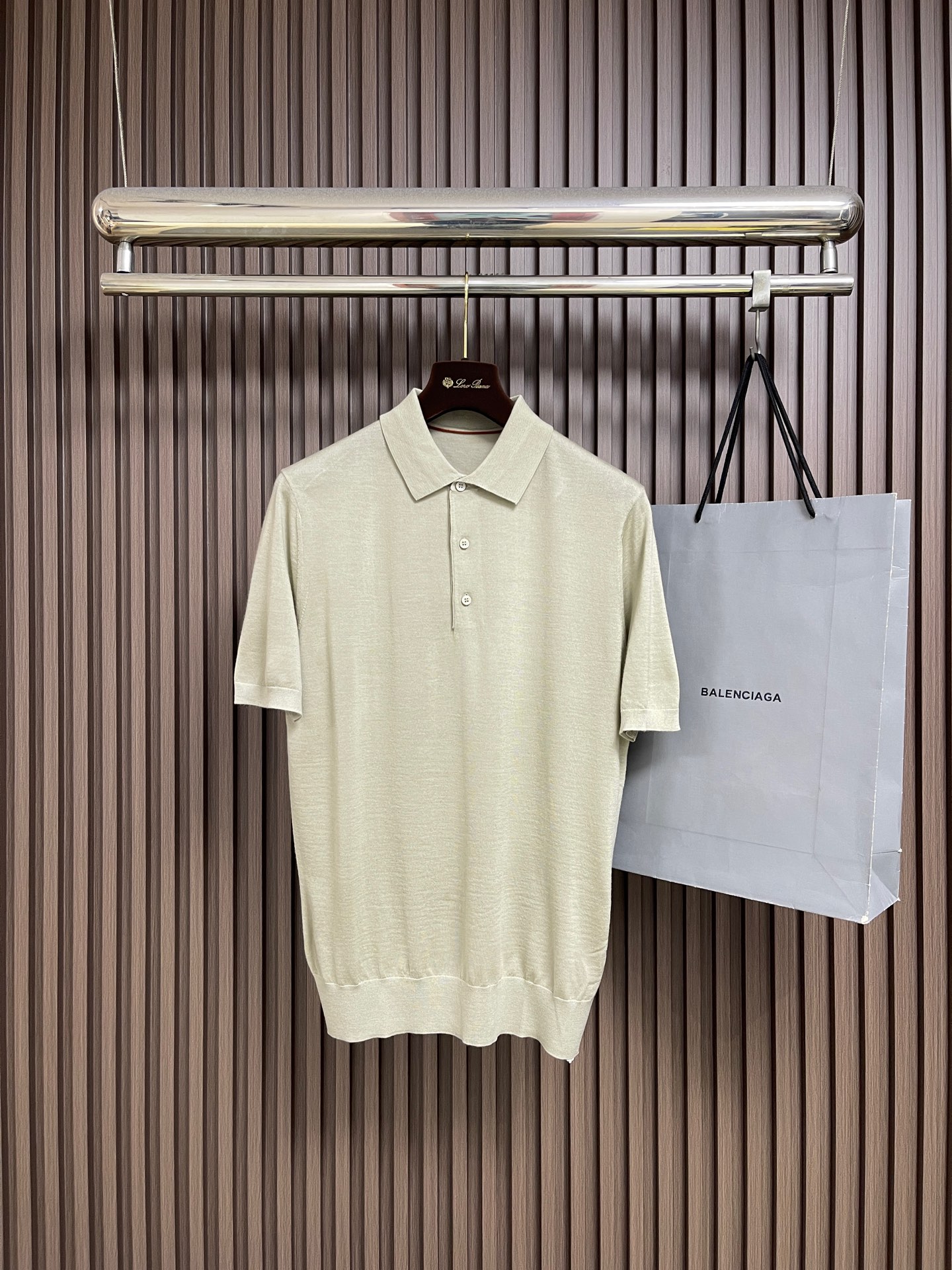 NO:956000,LP LoroPiana lapel buttoned knitted short-sleeved polo shirt. The fabric texture is great. It is made of high-count blended knitted fabric. It has a delicate and soft touch and a breathable and drapey feel. The texture is smooth and smooth, skin-friendly and not sweaty. It has a soft matte texture. The upper body is stiff and stylish, making it easy to create a high-end relaxed old money style outfit. Size 46-52 Size 46, length 70.5, bust 100  Shoulder width 43.5 Sleeve length 25 48 yards Length 72 Chest 104 Shoulder width 44.5 Sleeve length 26 50 yards Length 73.5 Chest 108 Shoulder width 45 Sleeve length 27 52 yards Length 75 Chest 112 Shoulder width 46.5 Sleeve length 28,,loro piana,loro piana,T-shirt,19860909LP LoroPiana 翻领系扣针织短袖polo衫,面料质感超棒,采用高支混纺针织面料,触感细腻软糯兼具透气垂坠感,肌理平整顺滑,亲肤不闷汗,自带柔和哑光质感,上身挺括有型,轻松打造高阶松弛的老钱风穿搭.尺码46-52 46码 衣长70.5 胸围100 肩宽43.5 袖长25 48码 衣长72 胸围104 肩宽44.5 袖长26 50码 衣长73.5 胸围108 肩宽45 袖长27 52码 衣长75 胸围112 肩宽46.5 袖长28,,loro piana,loro piana,T-shirt,,Men's clothing