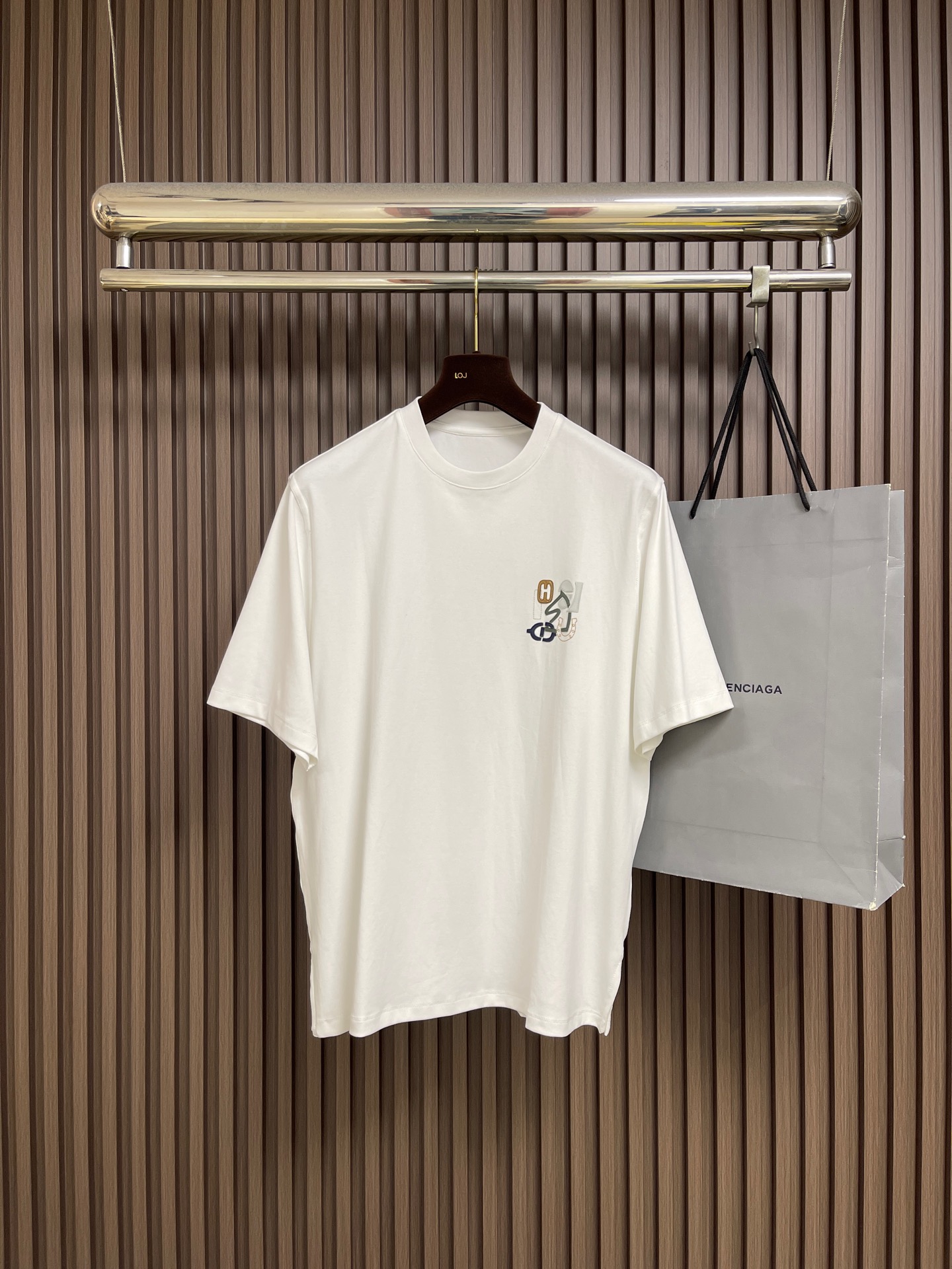 NO:935672,Hermes 2026SS new summer short-sleeved T-shirt, leather brand logo design, clean tailoring, full of urban style, soft and dry fabric feel, crisp and stylish upper body effect, three-dimensional cutting technology. Size S-M-L-XL S size bust 116 shoulder width 47 length 73 sleeve length 28 M size bust 120 shoulder width 48.5 length 75 sleeve length 29  L size bust 124 shoulder width 50 length 77 sleeve length 30 XL size bust 128 shoulder width 51.5 length 79 sleeve length 31, hermes, T-shirt, tees, t-shirt,19860909Hermes 2026SS夏季新品短袖T恤,拼皮品牌logo设计,干净利落剪裁 都市风十足,面料手感软糯干爽,上身效果挺括有型,立体裁剪工艺.尺码S-M-L-XL S码胸围116 肩宽47 衣长73袖长28 M码 胸围120肩宽48.5衣长75袖长29 L码胸围124肩宽50 衣长77 袖长30 XL码 胸围128 肩宽51.5衣长79袖长31,,hermes,T-shirt,tees，t-shirt,,Men's clothing