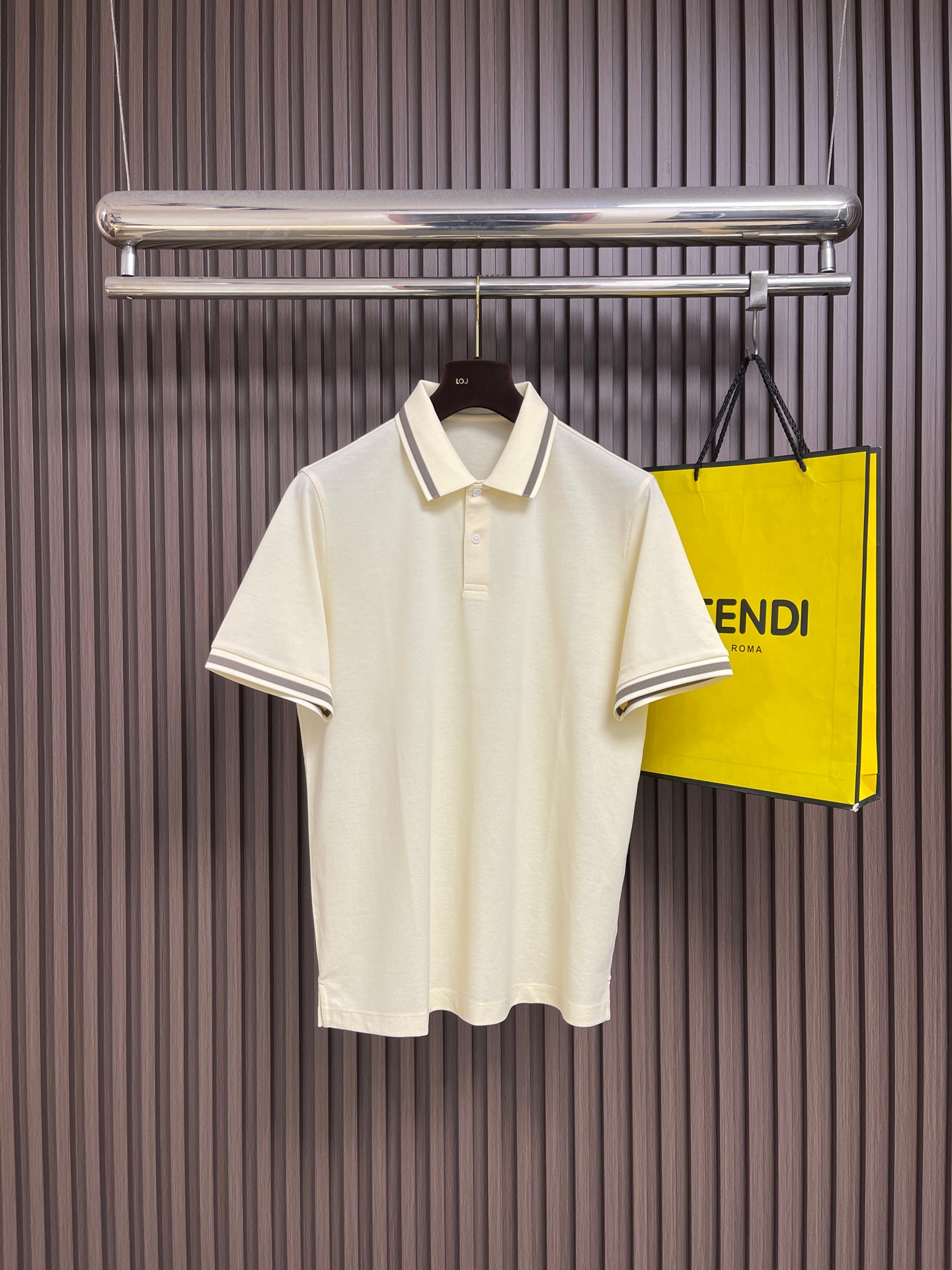 NO:928719,LP Loropiana 2026ss spring and summer is recommended for old money and new money!  Business commuting lapel short-sleeved POLO shirt. Italian cut. Fitted chest and slightly loose cut at the hem. It is more tolerant to the body. The upper body is comfortable and non-restrictive. The fabric is made of custom-made Solona combined with long-staple cotton. It has better skin-friendly feel and breathability. The surface of the fabric has a warm luster. It is high-end and shows texture. All products are available to order. Sizes M-3XL, loro piana, loro piana, T-shirt,19860909LP Loropiana 2026ss春夏老钱新贵推荐！商务通勤翻领短袖POLO 衫 意式剪裁 胸口合体下摆略微宽松剪裁 对身材的包容性更好 上身舒适而无束缚感 面料采用 客供订织的索罗那结合长绒棉的材质 有着更好的亲肤感 与透气性 面料表层有温润的光泽感 高档而显质感 全品相订单.尺码M-3XL,,loro piana,loro piana,T-shirt,,Men's clothing