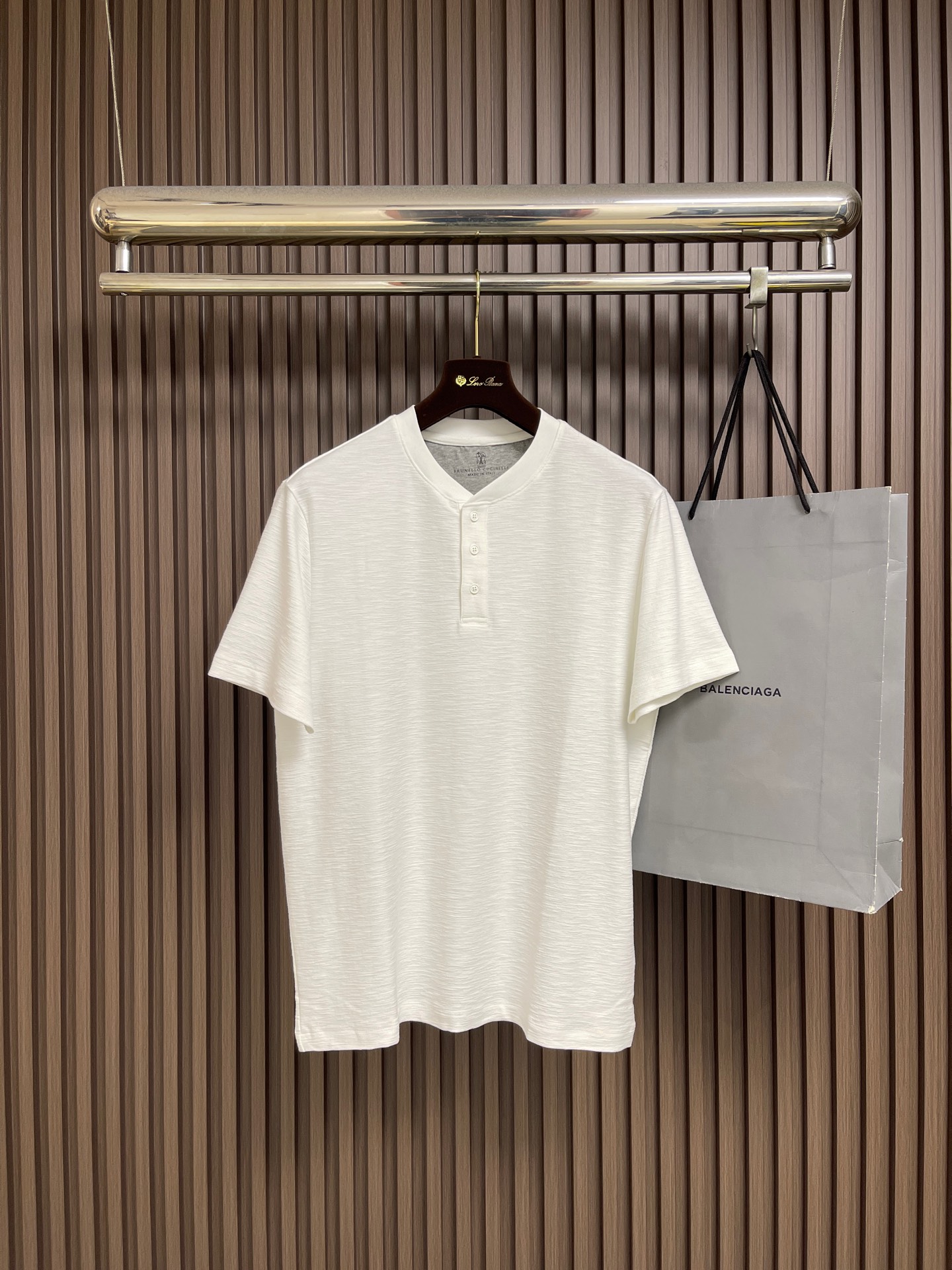 NO:928658,BC men's summer short-sleeved T-shirt is a very distinctive short-sleeved style. It has an old-money style, waffle style and lazy style. The button design on the chest makes the old-money style more prominent. It is casual and versatile. It is suitable for all occasions. The color is unique and the upper body effect is very special. The fabric has great elasticity. The three-dimensional texture is fluffy and airy. It is soft and stylish, breathable and dry. Size M-5XL M size bust 106 shoulder width 46.8  Length 68.5 L, bust 110 Shoulder width 48 Length 70  Bust 130, shoulder width 54, length 76, T-shirt, tees, t-shirt,19860909BC 男士夏季短袖T恤,很有特点的一款短袖,老钱风华夫格慵懒范精致版型,胸前钮扣设计,老钱风特点更加突出,休闲百搭,出入各个场合,都适宜,配色独特,上身效果非常特别,面料弹力超大,立体肌理蓬松空气感,柔软有型,透气干爽.尺码M-5XL M码 胸围106 肩宽46.8 衣长68.5 L码胸围110 肩宽48 衣长70 XL码 胸围114 肩宽49.2衣长71.5 XXL码 胸围118 肩宽50.4衣长73 3XL码 胸围122 肩宽51.6衣长74 4XL码 胸围126 肩宽52.8 衣长75 5XL码 胸围130 肩宽54 衣长76,,T-shirt,tees，t-shirt,,Men's clothing