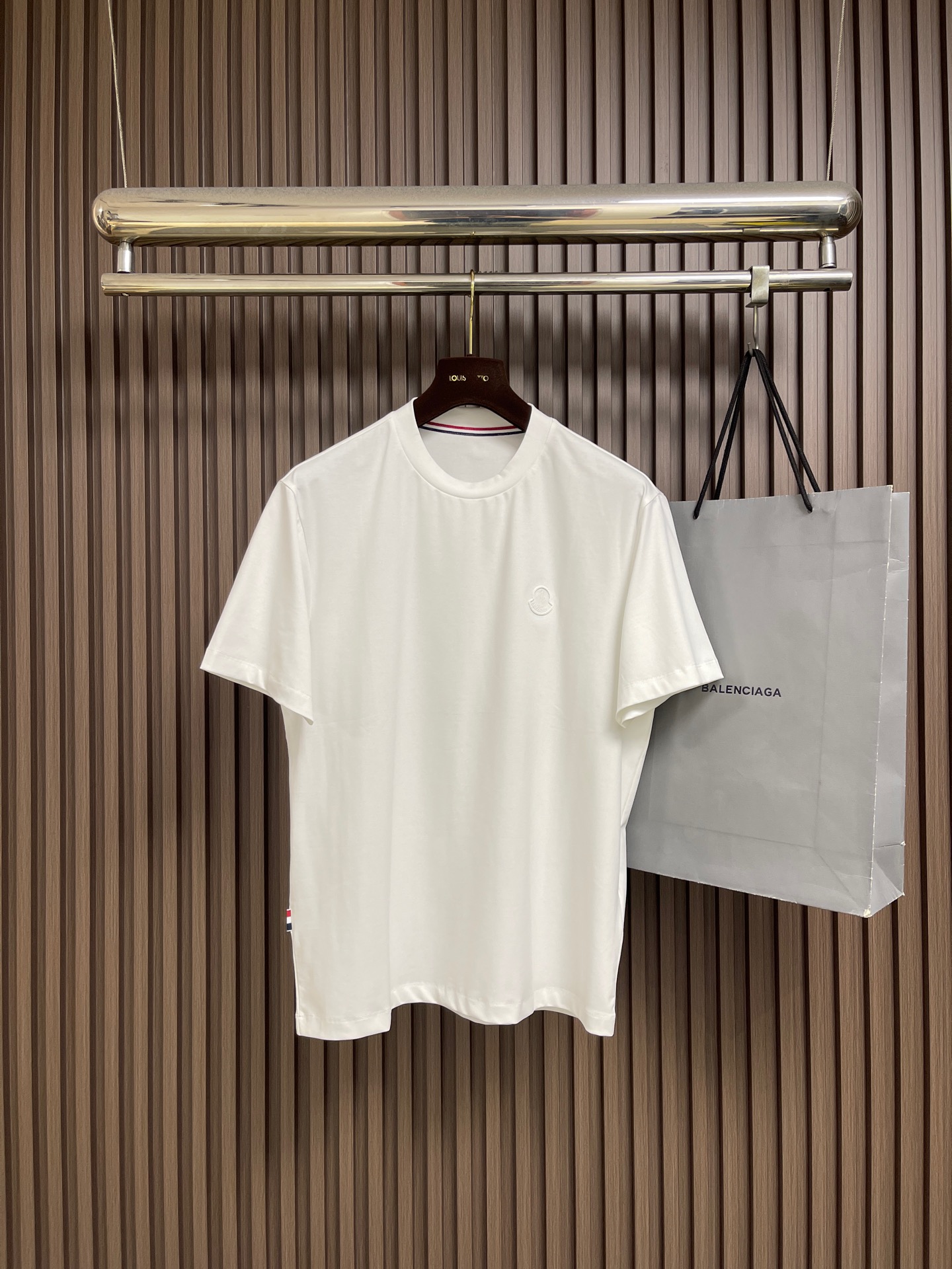 NO:928650,Moncler three-dimensional embroidered logo short-sleeved T-shirt, classic short-sleeved with 3 labels, trendy men's fashion, both in upper body comfort and unparalleled existence. Sizes M-5XL M size bust 106 shoulder width 46.8 length 68.5 L size chest 110 shoulder width 48 length 70 XL size chest 114 shoulder width 49.2 length 71.5 XXL size chest 118  Shoulder width 50.4 Length 73 3XL size Bust 122 Shoulder width 51.6 Length 74 4XL size Bust 126 Shoulder width 52.8 Length 75 5XL size Bust 130 Shoulder width 54 Length 76, T-shirt, tees, t-shirt,19860909Moncler 立体刺绣标识短袖T恤,经典短袖3标齐全,潮男时尚,无论是上身舒适度还是都是无可比拟的存在 尺码M-5XL M码 胸围106 肩宽46.8 衣长68.5 L码胸围110 肩宽48 衣长70 XL码 胸围114 肩宽49.2衣长71.5 XXL码 胸围118 肩宽50.4衣长73 3XL码 胸围122 肩宽51.6衣长74 4XL码 胸围126 肩宽52.8 衣长75 5XL码 胸围130 肩宽54 衣长76,,T-shirt,tees，t-shirt,,Men's clothing