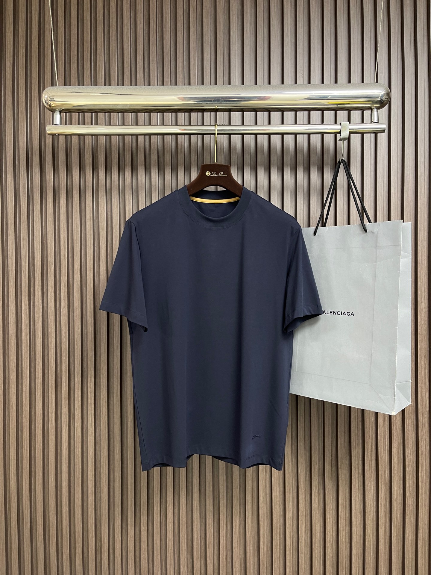 NO:928657,Brioni 2026SS solid color short-sleeved T-shirt. Customized 60-count three-ply plain cotton fabric. Extremely soft and comfortable. High-end atmosphere, simple and versatile style. Sunny and handsome. Perfect upper body affinity and favorability. Sizes M-5XL. M size. Bust 106. Shoulder width 46.8. Length 68.5. L size. Bust 110. Shoulder width 48. Length 70. XL size. Bust 114.  Shoulder width 49.2, length 71.5 XXL, bust 118, shoulder width 50.4, length 73, 3XL, bust 122, shoulder width 51.6, length 74, 4XL, bust 126, shoulder width 52.8, length 75, 5XL, bust 130, shoulder width 54, length 76, T-shirt, tees, t-shirt,19860909Brioni 2026SS 净色短袖T恤.定制60支三股平纹精棉面料 极致柔软舒适 高端大气,简约百搭款式 阳光帅气 上身亲和力和好感度满分.尺码M-5XL M码 胸围106 肩宽46.8 衣长68.5 L码胸围110 肩宽48 衣长70 XL码 胸围114 肩宽49.2衣长71.5 XXL码 胸围118 肩宽50.4衣长73 3XL码 胸围122 肩宽51.6衣长74 4XL码 胸围126 肩宽52.8 衣长75 5XL码 胸围130 肩宽54 衣长76,,T-shirt,tees，t-shirt,,Men's clothing