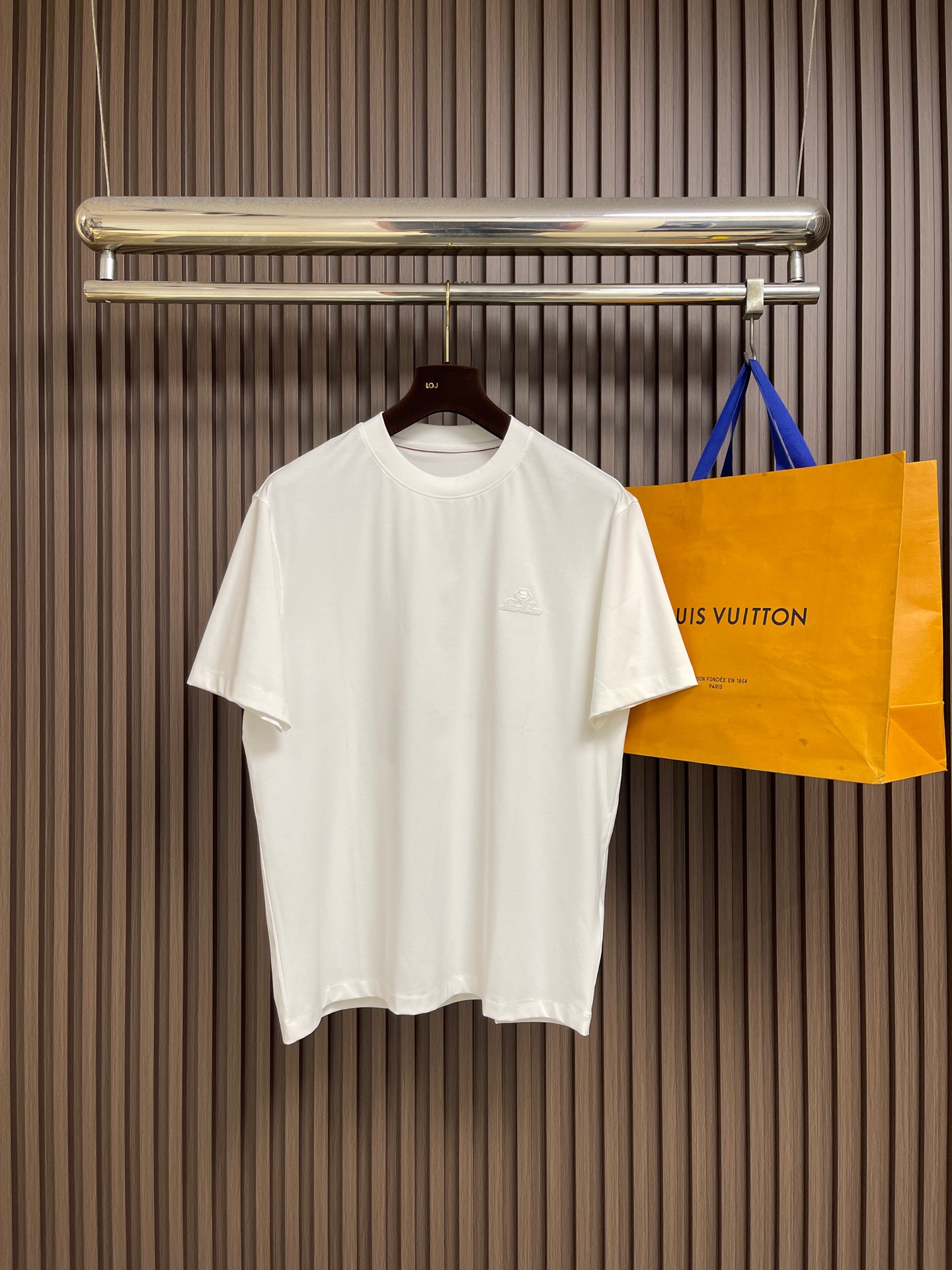 NO:935675,LP Loropiana printed logo round neck short-sleeved T-shirt. The fabric is made of high-count long-staple cotton. The upper body is silky, breathable and has a good luster. It is high-end and textured. The fabric has a high count and guarantees the stiffness of the clothes. Orders in full condition. Highly recommended for spring and summer. Sizes M-5XL. M size. Bust 106. Shoulder width 46.8. Length.  XL size bust 114 shoulder width 49.2 length 71.5 XXL size bust 118 shoulder width 50.4 length 73 3XL size bust 122 shoulder width 51.6 length 74 4XL size bust 126 shoulder width 52.8 length 75 5XL size bust 130 shoulder width 54 length 76,,loro piana,loro  piana,T-shirt,tees,t-shirt,19860909LP Loropiana 印花Logo标识圆领短袖T恤 面料采用高支长绒棉材质 上身丝滑 透气 又有很好的光泽感 高档而显质感 面料的支数高 保证的衣服挺括感 全品相的订单 春夏强烈推荐.尺码M-5XL M码 胸围106 肩宽46.8 衣长68.5 L码胸围110 肩宽48 衣长70 XL码 胸围114 肩宽49.2衣长71.5 XXL码 胸围118 肩宽50.4衣长73 3XL码 胸围122 肩宽51.6衣长74 4XL码 胸围126 肩宽52.8 衣长75 5XL码 胸围130 肩宽54 衣长76,,loro piana,loro piana,T-shirt,tees，t-shirt,,Men's clothing