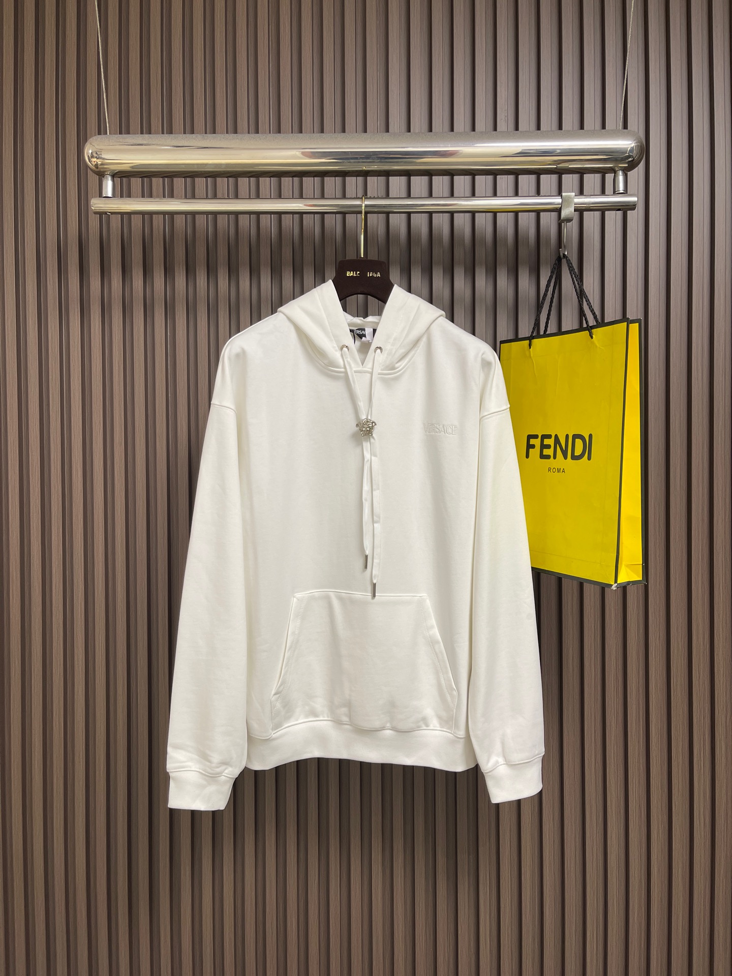 NO:935667,VERSACE  Solid color pullover hooded letter-embroidered long-sleeved sweatshirt. This VERSACE hooded letter-embroidered long-sleeved sweatshirt is made of high-weight washed cotton terry fabric. It has been softly sanded and pre-shrunk. It feels thick and soft, breathable and retains warmth.  It is not easy to pill and shrink after long-term wear. The three-dimensional hood is made of double-layer fabric stitching, and the drawstring hole is reinforced with metal edging. It is equipped with a metal buckle drawstring, which is wear-resistant and not easy to fall off. The front kangaroo pocket is double-line reinforced and sewn, with strong load-bearing capacity and not easy to crack. Chest  The brand letters are made of high-density three-dimensional embroidery technology, and the stitching is tight and full, which is not easy to get off-line and fuzz after repeated washing; the cuffs and hem are edged with widened and high-elastic ribs, which have long-lasting rebound and are not easy to loose and deform. The loose-fitting drop shoulder tailoring has smooth and smooth lines, and the entire  There are no extra threads in the clothes, and the overall style is relaxed and elegant, taking into account daily casual wear and the exquisite texture of the brand. Gentle hand washing can keep the fabric soft and embroidery for a long time. The overall wiring is straight and delicate, the fabric is comfortable and soft, and the color is consistent without color difference.  Can be matched with the same style to create a fashionable look, to suit various occasions, customized accessories, complete with three standards!  Size SML  Length 75.5, bust 132, shoulder width 64, sleeve length 62, versace, hoodie, sweatshirts, hats,19860909VERSACE 纯色套头连帽字母刺绣长袖卫衣,这款VERSACE连帽字母Logo刺绣长袖卫衣选用高克重水洗棉毛圈面料,经过柔和磨毛预缩处理,触感厚实软糯,透气蓄温,久穿不易起球缩水.立体连帽采用双层面料拼接缝制,抽绳孔做金属包边加固,搭配金属饰扣抽绳,耐磨不易脱丝；正面袋鼠口袋双线加固车缝,承重力强不易开裂.胸前品牌字母采用高密度立体刺绣工艺,针脚紧实饱满,多次洗涤不易脱线起毛；袖口、下摆采用加宽高弹罗纹收边,回弹持久不易松垮变形.宽松落肩剪裁走线平整顺滑,全衣无多余线头,整体版型松弛大气,兼顾日常休闲穿搭与品牌精致质感,洗护轻柔手洗即可长久保持面料柔软与刺绣.整体走线平直细腻,面料舒适柔软,颜色一致无色差 能与同款搭配营造时尚造型,驾驭各种场合,定制辅料,三标齐全！尺码SMLXL S码 衣长71　胸围120　肩宽61　袖长59 M码衣长72.5　胸围124　肩宽62　袖长60 L码 衣长74　 胸围128　肩宽63　袖长61 XL码 衣长75.5　胸围132　肩宽64　袖长62,,versace,hoodie,sweatshirts,hats,,Men's clothing
