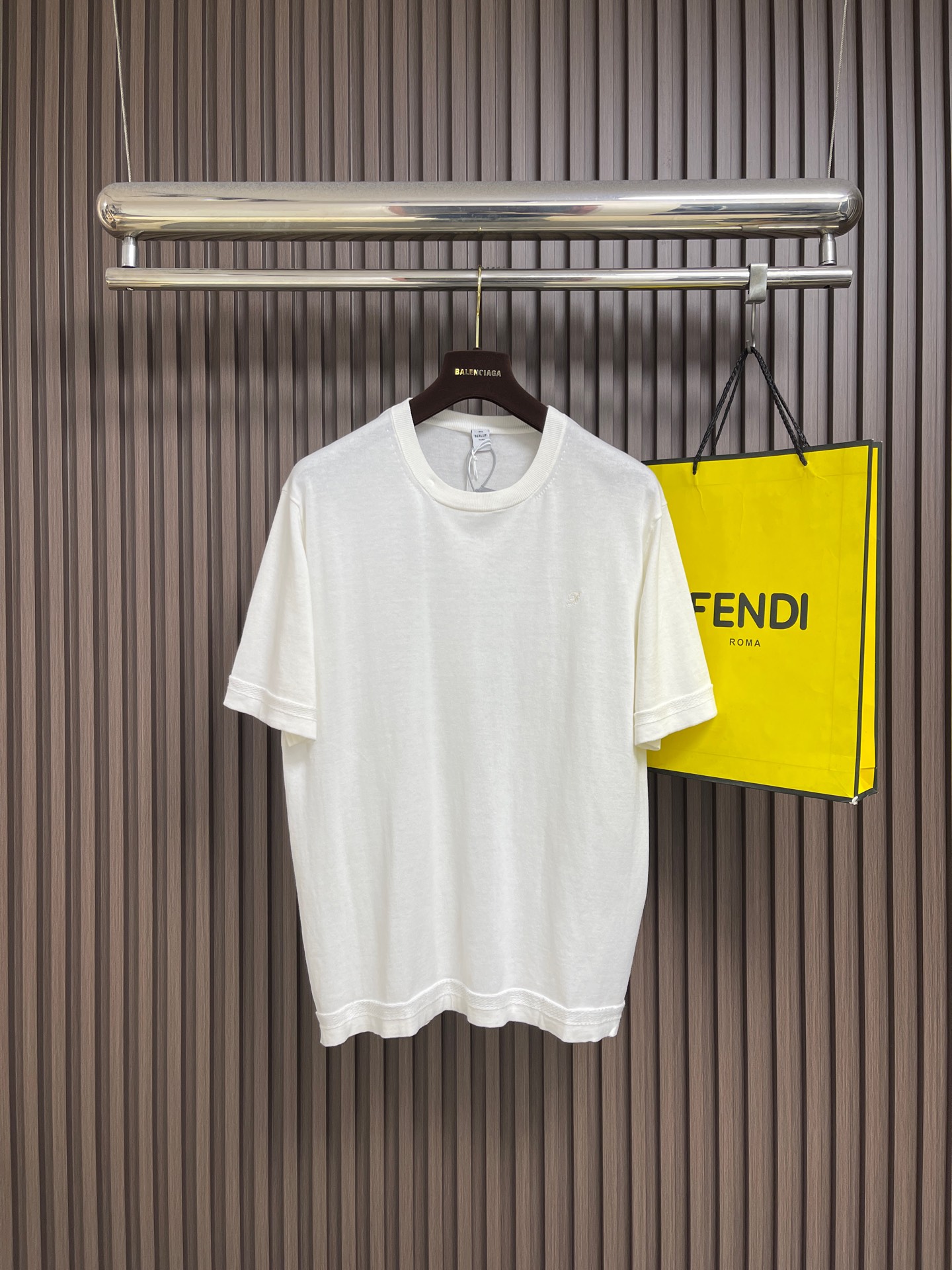 NO:935673,Berluti Thabor embroidered logo short-sleeved T-shirt, made of 61 cotton + 39 mulberry silk blended yarn, imported from Germany (SOTO) 18 knitting machine, imported embroidery, wool jacquard fermentation wash. Size SMLXL  Bust 112, shoulder width 50, sleeve length 2719860909Berluti Thabor刺绣标识短袖T恤,采用61棉+39桑蚕丝混纺纱线,德国进口(SOTO)18针织机,进口刺绣,毛料提花酵洗.尺码SMLXL S码 衣长66 胸围104　肩宽46　袖长25 M码 衣长68　 胸围108　肩宽48　袖长26 L码 衣长70 胸围112　肩宽50　袖长27 XL码衣长72　 胸围116　肩宽52　袖长28,,T-shirt,tees，t-shirt,,Men's clothing