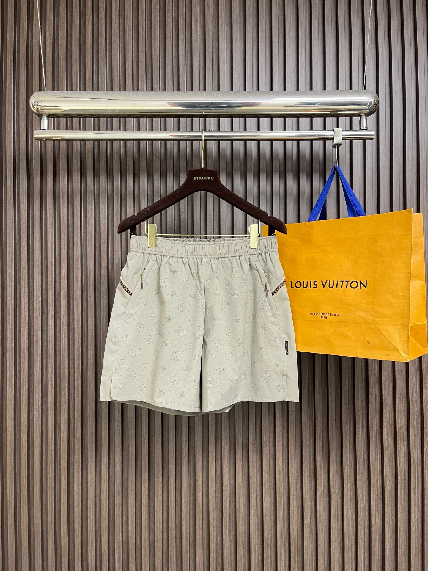NO:928598,LV jacquard logo ripstop sports shorts, this LV  MONOGRAM jacquard logo rip-proof sports shorts are made of high-density rip-proof functional fabrics, which are light, breathable, and resistant to pulling and not easy to break. The surface is covered with exquisite dark jacquard brand logos. The printing is firm and not easy to fall off, and it is low-key and highlights the light and luxurious texture. The waist is equipped with a widened elastic elastic waistband, supplemented by the brand textured drawstring to freely adjust the elasticity, adapting to various waistlines. The side zipper pockets combine safe storage and neat styling, and the decorative webbing on the rear side has rich details.  .The straight-leg trousers are cut to accommodate all types of leg types, with loose hip movements without restraint. The slit design on the side of the pants improves walking stretch. The stitching is neat and precise, effectively avoiding deformation after washing. There is a normal error of 1-3cm in manual tiling measurement. The fabric is skin-friendly and quick-drying, suitable for daily travel and outdoor fitness. Hand washing is recommended to maintain the integrity of the pattern and printing for a long time. The overall routing is straight and delicate, the fabric is comfortable and soft, and the color is consistent and has no color difference.  Can be matched with the same style to create a fashionable look, to suit various occasions, customized accessories, complete with three standards!  Size 46485052 46 yards waist 72 hips 107 pants length 42 48 yards waist 76 hips 111 pants length 42.5 50 yards waist 80 hips 115 pants length 43 52 yards waist 84 hips 119 pants length 43.5,,louis vuitton,shorts,19860909LV 提花标识防撕裂运动短裤,这款LV MONOGRAM提花标识防撕裂运动短裤甄选高密防撕裂功能性面料,轻薄透气且耐拉扯不易破损,表面满幅精致暗纹提花品牌标识,印花牢固不易脱落,低调凸显轻奢质感.腰部搭配加宽弹力松紧腰头,辅以品牌织纹抽绳自由调节松紧,适配多样腰围,侧边拉链口袋兼顾收纳安全与造型利落,后侧装饰织带细节丰富层次.直筒五分裤剪裁包容各类腿型,宽松臀围活动无束缚,裤侧开叉设计提升行走舒展度,各处走线工整锁边精密,有效避免洗后脱线变形,人工平铺测量存在1-3cm正常误差,面料亲肤速干,兼顾日常出行、户外健身多种场景,洗护建议手洗以长久维持版型与印花完整.整体走线平直细腻,面料舒适柔软,颜色一致无色差 能与同款搭配营造时尚造型,驾驭各种场合,定制辅料,三标齐全！ 尺码46485052 46码 腰围72 臀围107 裤长42 48码 腰围76 臀围111 裤长42.5 50码 腰围80 臀围115 裤长43 52码 腰围84 臀围119 裤长43.5,,louis vuitton,shorts,,Men's clothing