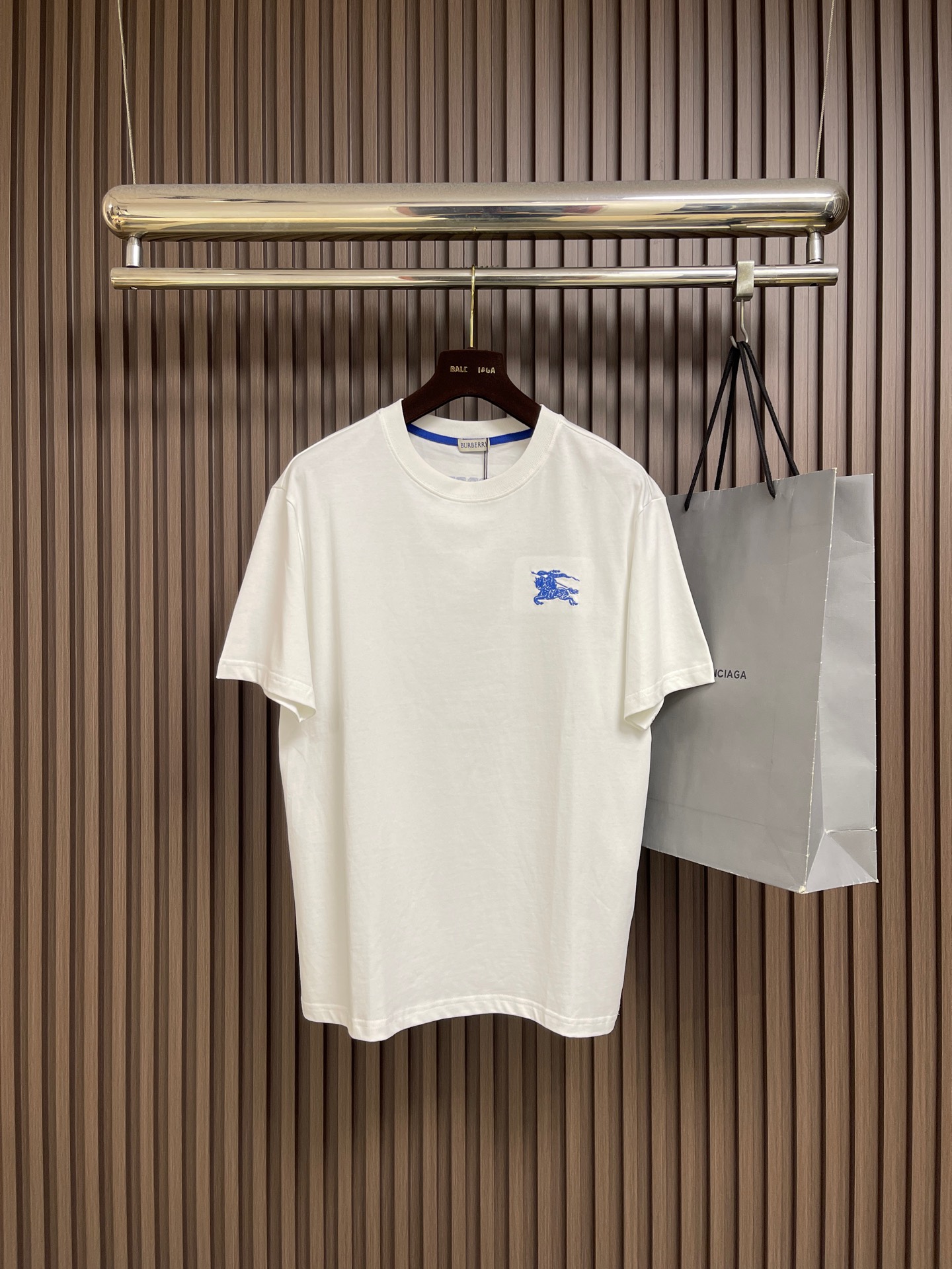 NO:928697,Burberry war horse embroidered short-sleeved T-shirt, made of plain woven cotton, embellished with equestrian knight logo embroidery, with a round neck design, showing a slim fit. The overall line is straight and delicate. The fabric is comfortable and soft. The color is consistent and no color difference. It can be matched with the same style to create a fashionable look and control various occasions. Customized accessories, complete with three standards, same style for men and women. Size M-3XL M code, chest 104, shoulder width 50, length 69 L  Bust 108, shoulder width 51, length 71 XL, bust 112, shoulder width 52, length 73, XXL, bust 116, shoulder width 53, length 75, 3XL, chest 120, shoulder width 54, length 77, burberry, T-shirt, tees, t-shirt,19860909Burberry 战马刺绣短袖T恤,采用平织棉,点缀马术骑士徽标刺绣,采用圆领设计,呈现修身版型.整体走线平直细腻 面料舒适柔软 颜色一致无色差 能与同款搭配营造时尚造型,驾驭各种场合,定制辅料,三标齐全,男女同款.尺码M-3XL  M码 胸围104肩宽50 衣长69 L码 胸围108肩宽51衣长71  XL码 胸围112肩宽52衣长73 XXL码 胸围116肩宽53衣长75 3XL码 胸围120 肩宽54 衣长77,,burberry,T-shirt,tees，t-shirt,,Men's clothing