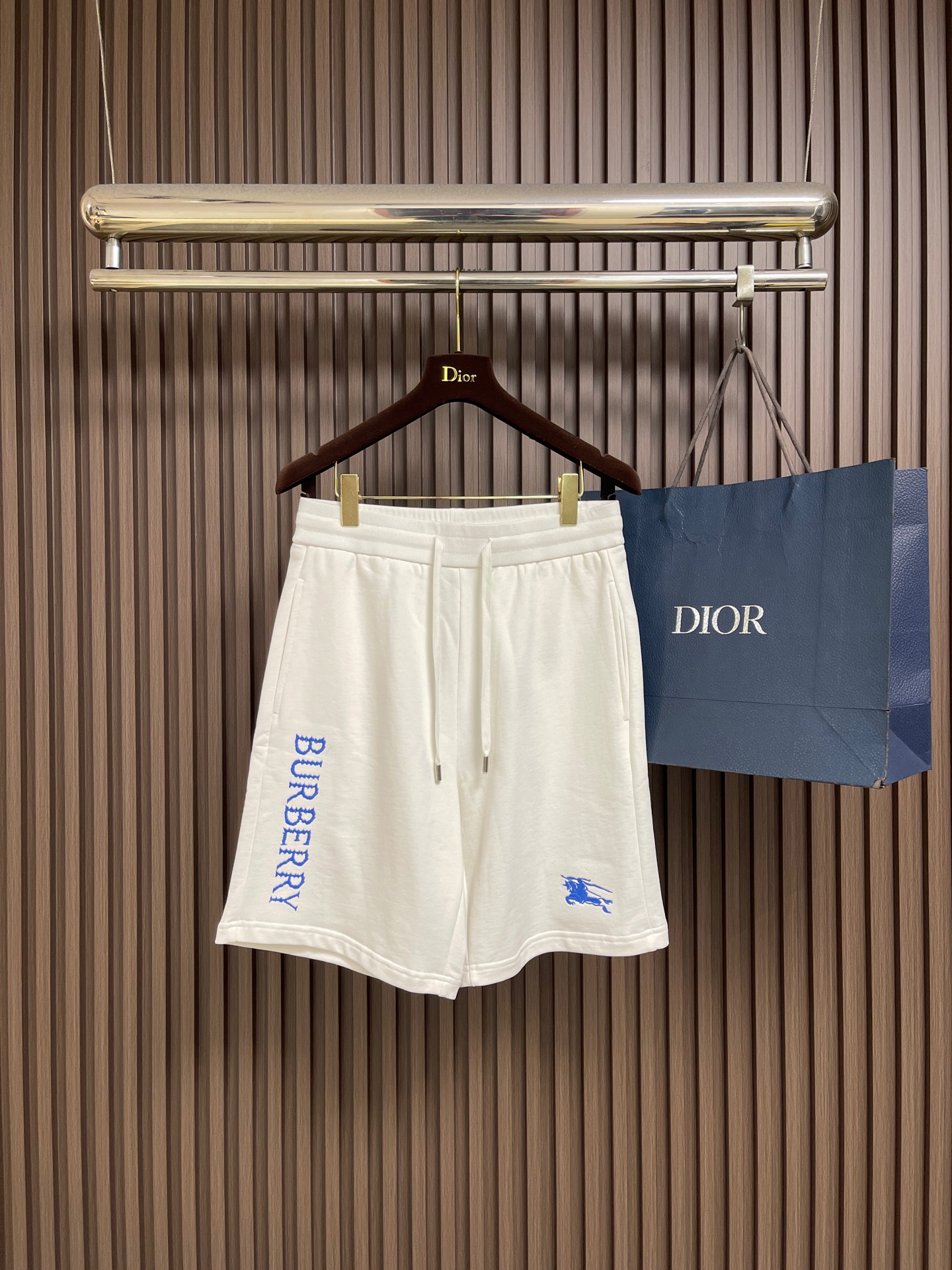 NO:928688,Burberry 2026ss summer shorts!  Versatile casual pants with elastic waist!  Elastic waist and pockets on both sides. The fabric is made of custom-woven high-count pure cotton. The upper body is breathable, soft and skin-friendly, and feels delicate. The waist is knitted with an elastic waist and a drawstring. The upper body does not have to worry about the discomfort of being too loose or too tight. Whether at home, going out, or traveling, it is your best choice for summer!  Size SML19860909Burberry 2026ss夏季短裤！百搭松紧腰休闲五分裤！松紧腰 两侧插袋 面料采用客供定织高支纯棉料,上身透气,柔软亲肤,手感细腻、 腰部针织松紧腰加抽绳,上身不用担心过松过紧的不舒适感 ,无论居家,外出,旅游,都是您夏日的最佳选择！尺码SMLXL S码 裤长50 腰围38 坐围64 腿围34 M码 裤长51.5 腰围40 坐围66 腿围35 L码 裤长53  腰围42 坐围68 腿围36 XL码 裤长54.5腰围44 坐围70 腿围37,,burberry,shorts,,Men's clothing
