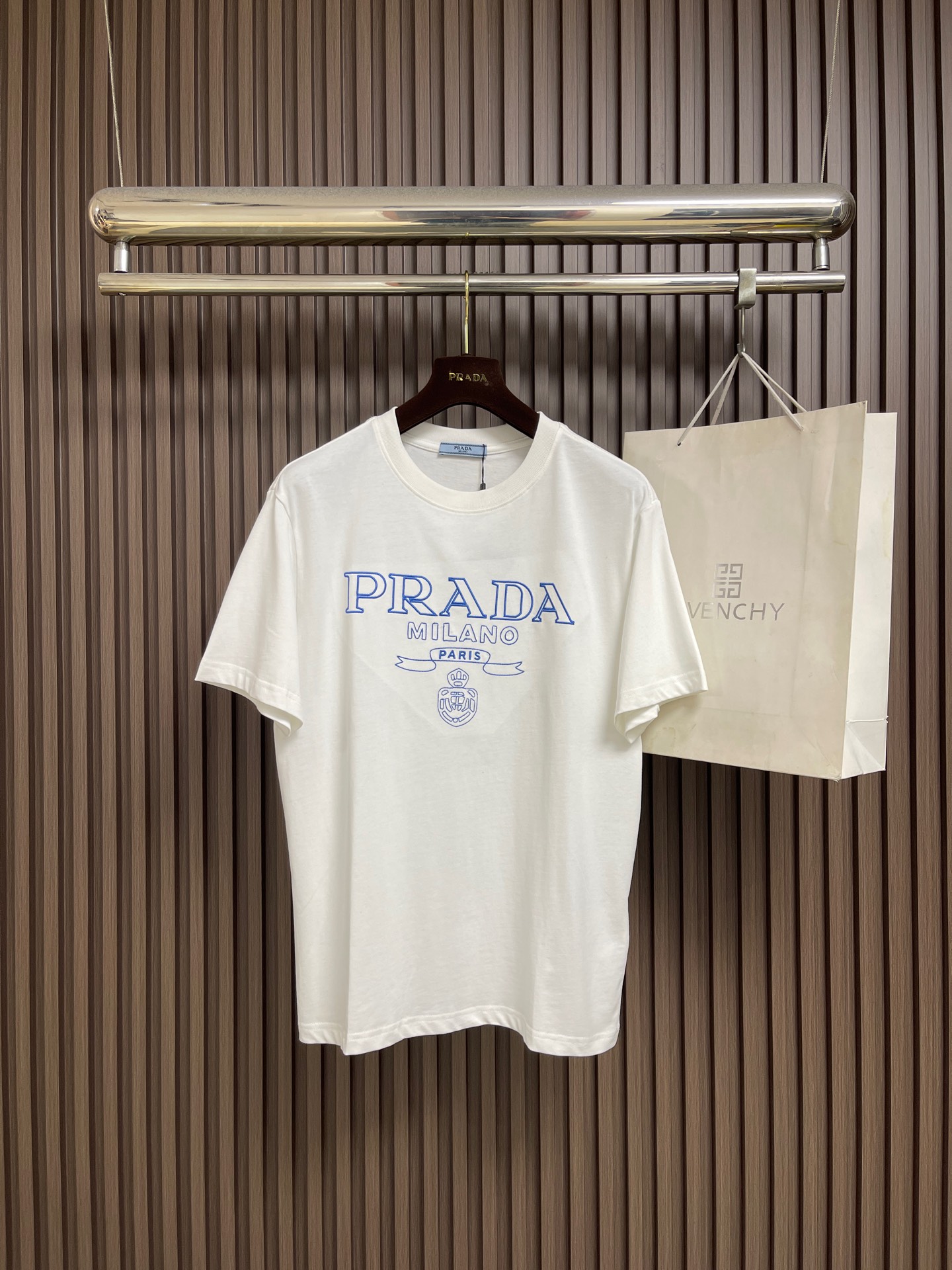 NO:935669,Prada 2026SS early spring new men's round neck short-sleeved T-shirt, embroidered logo design, customized original imported fabric, skin-friendly and comfortable to wear. The fabric is soft, breathable and feels very delicate to the touch. The inside is all made of single-needle locking technology!  It can ensure that it will not deform when worn!  Tailored, without any sense of restriction. Sizes M-3XL M, bust 104, shoulder width 50, dress length 69, L size, bust 108, shoulder width 51, dress length 71  Clothes length 77, prada, T-shirt, tees, t-shirt,19860909Prada 2026SS早春新款男士圆领短袖T恤,刺绣logo设计,定制原版进口面料,穿着亲肤舒适 面料柔软透气摸上去非常细腻的感觉.内里全部采用单针锁边工艺！能够确保穿着不变形！裁剪得体,没有任何束缚感.尺码M-3XL  M码 胸围104肩宽50 衣长69 L码 胸围108肩宽51衣长71  XL码 胸围112肩宽52衣长73 XXL码 胸围116肩宽53衣长75 3XL码 胸围120 肩宽54 衣长77,,prada,T-shirt,tees，t-shirt,,Men's clothing