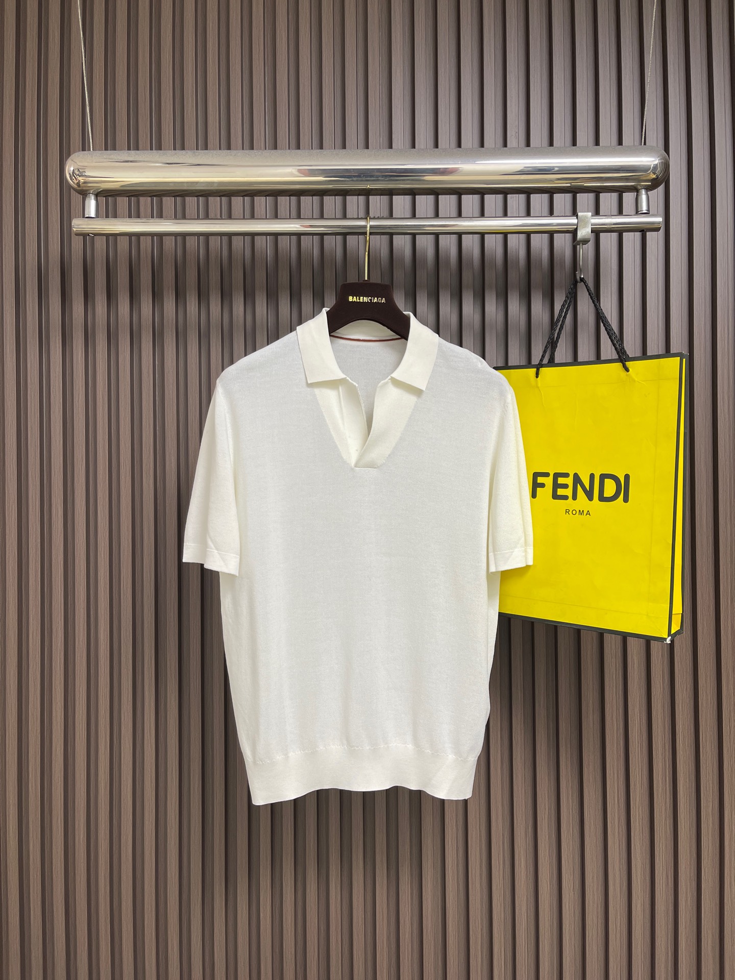 NO:928621,ZEGNA  Seagull collar lapel short-sleeved T-shirt, 70% cotton mulberry silk, adopts Polo collar design, the collar is crisp and stylish, blending casualness and sophistication. Using thick needle texture weaving technology, the body texture is clear and rich in texture, creating a retro and simple style.  In the details, the precision splicing process of the collar and placket ensures neat and natural stitching, ensuring the neatness of the silhouette; the rib knitting process of the cuffs and hem has moderate elasticity, which not only fits the body shape but also enhances the comfort of wearing. Size 46485052  Size 46, length 66, shoulder width 45.5, bust 100, size 48, length 67.5, shoulder width 46.5, bust 104, size 50, length 69, shoulder width 48, bust 108, size 52, length 70.5, shoulder width 49.5, bust 112,, T-shirt, tees, t-shirt,19860909ZEGNA 海鸥领翻领短袖T恤,70棉桑蚕丝,采用Polo领设计,领口挺括有型,融合休闲与精致感.运用粗针纹理编织工艺,衣身纹理清晰且富有质感,营造出复古简约的风格.细节处,领口与门襟的精密拼接工艺,走线工整自然,保障版型的利落度；袖口与下摆的罗纹针织工艺,弹性适中,既贴合身形又增强了穿着的舒适度.尺码46485052 46码 衣长66 肩宽45.5 胸围100 48码 衣长67.5 肩宽46.5 胸围104 50码 衣长69 肩宽48  胸围108 52码 衣长70.5 肩宽49.5 胸围112,,T-shirt,tees，t-shirt,,Men's clothing