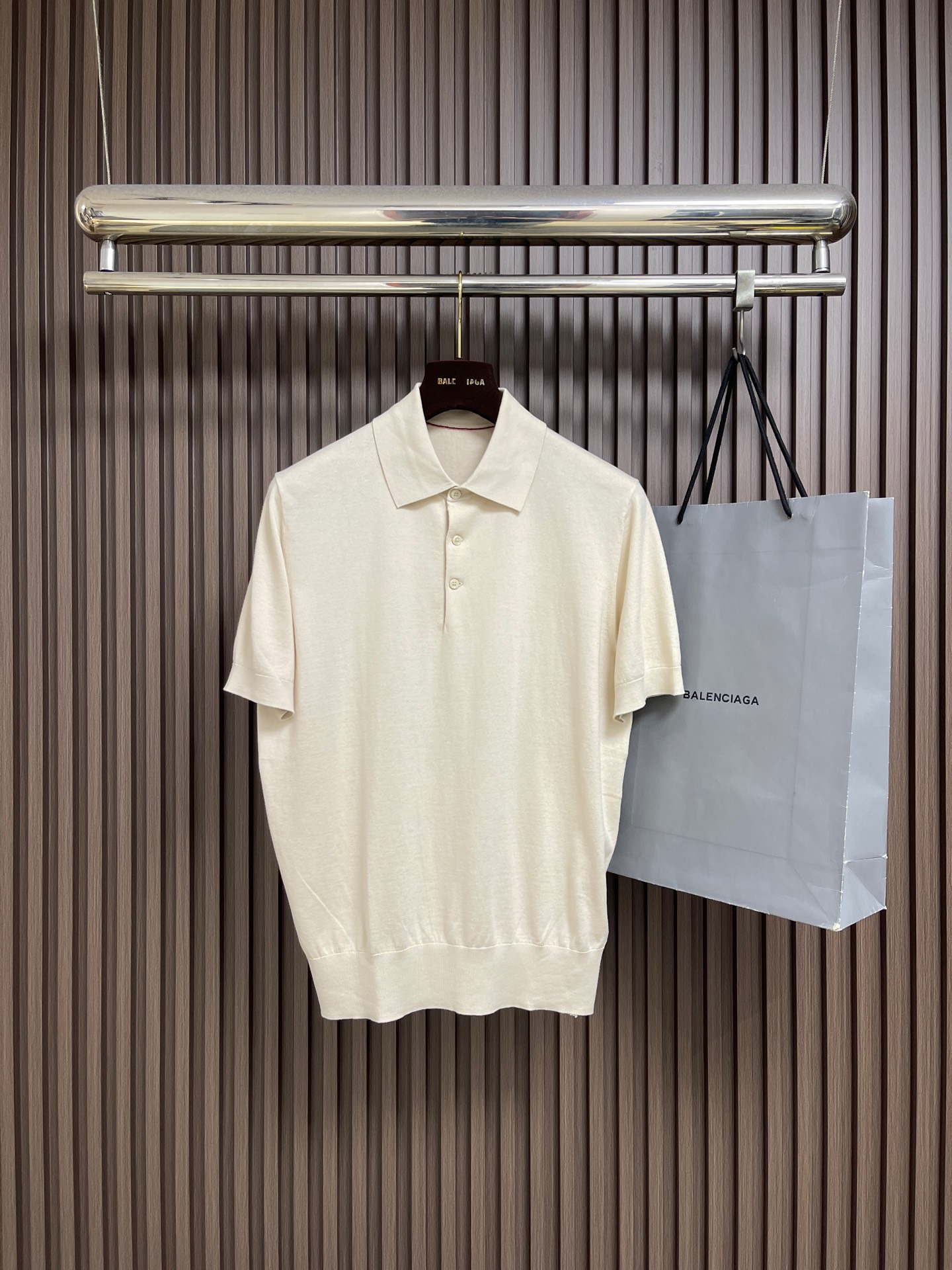 NO:935657,LP LoroPiana 2026ss new knitted short-sleeved Polo shirt, made of selected imported knitted materials, 16-needle dense stitching, clear texture, shiny, full of high-end luxury quality; the comfort of wearing next to the body is unmatched by ordinary knitted sweaters, softer and more delicate, comfortable and skin-friendly, good elasticity, no sense of restraint, the upper body is crisp and stylish, not easy to wrinkle and deform, simple and elegant, light business style. Size 46485052  Size 46, length 66.5, shoulder width 40, bust 104, size 48, length 68, shoulder width 41, bust 108, size 50, length 69.5, shoulder width 42.5, bust 112, size 52, length 71, shoulder width 44, bust 116,,loro piana,loro piana,T-shirt,19860909LP LoroPiana 2026ss新款针织短袖Polo衫,精选进口针织料制成,16针密致针法,纹理清晰,有光泽,尽显高端奢华品质；贴身穿着的舒适度是普通针织衫无法比拟的,更加软糯细腻,舒适亲肤,弹性好,无约束感,上身挺括有型,不易起皱变形,简单大方,轻商务风格.尺码46485052 46码 衣长66.5 肩宽40 胸围104 48码 衣长68 肩宽41 胸围108 50码 衣长69.5 肩宽42.5 胸围112 52码 衣长71  肩宽44 胸围116,,loro piana,loro piana,T-shirt,,Men's clothing