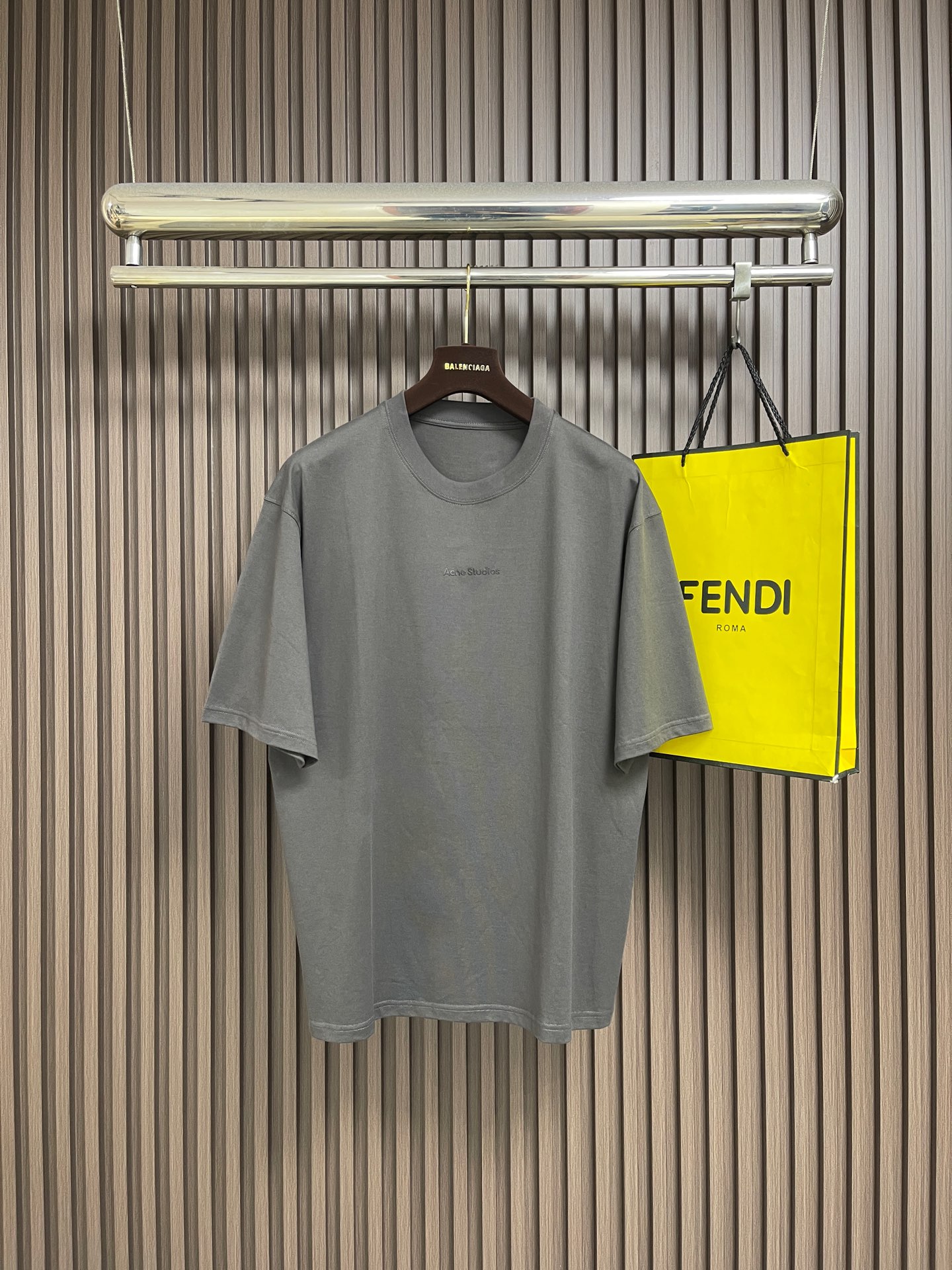 NO:956074,Acne studios printed letter short-sleeved T-shirt. 230g single pique original fabric. Very breathable. Loose oversize version. Imported printing is three-dimensional and full. Different from ordinary versions on the market. Sizes S-XXL,,acne studios,dior,versace,T-shirt,tees,t-shirt,19860909Acne studios 印花字母短袖t恤 230克单珠地原版面料 非常透气 宽松oversize版型 进口印花立体饱满 区别市面普通版本.尺码S-XXL,,acne studios,dior,versace,T-shirt,tees，t-shirt,,Men's clothing