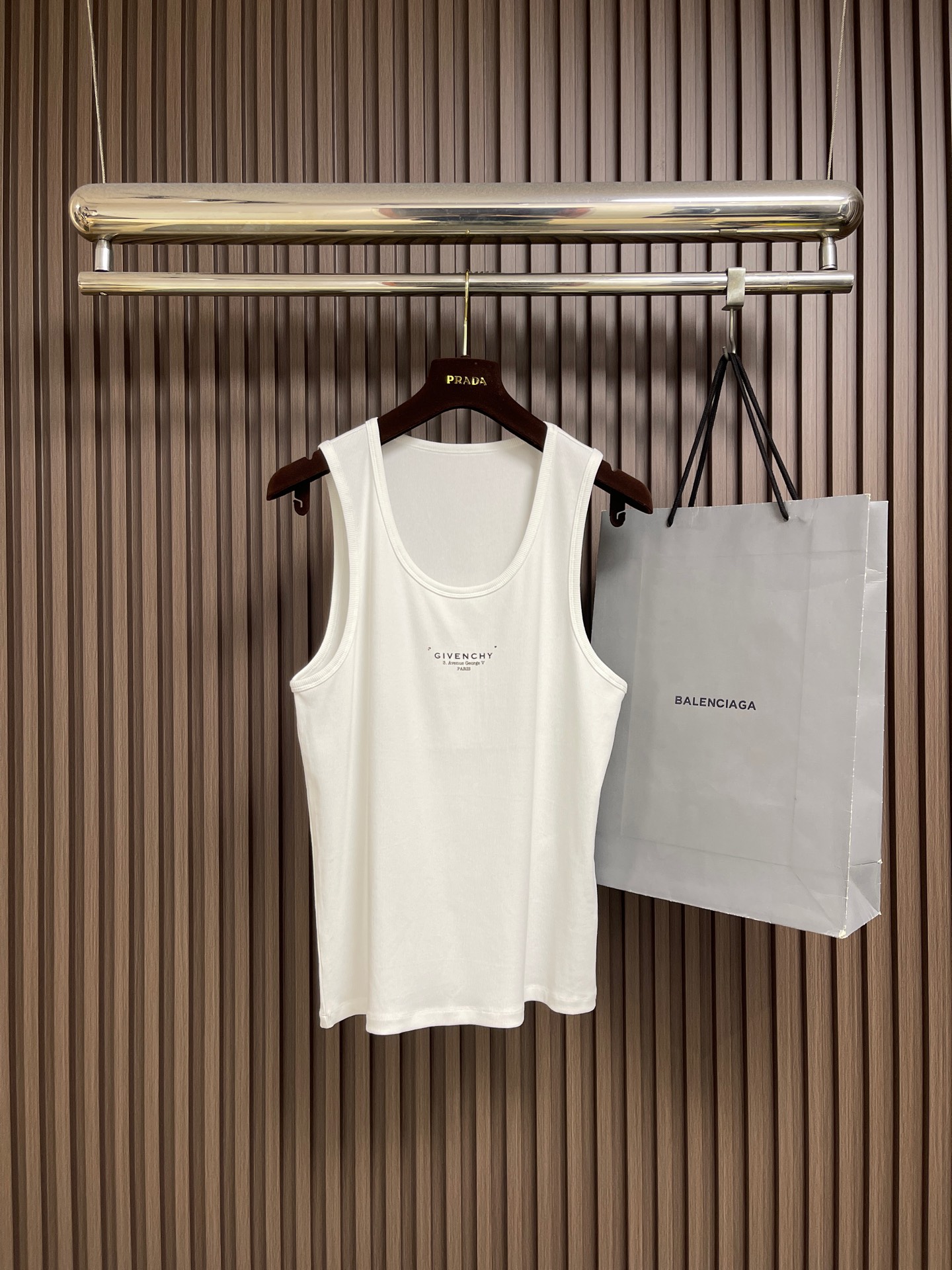NO:956031,Givenchy  Givenchy chest logo letter print rib rib rib sleeveless T-shirt vest, with the classic 'GIV-ris' letter print on the chest, simple and stylish silver hot stamping process, clear and advanced fonts, and also highlights the brand connotation. Natural high-quality ribbed (ribbed) knitted cotton fabric is selected, with the characteristics of high elasticity, close-fitting and slimming, and is a basic base layer or outer wear item  The classic material. The rib texture is clear and tight, the fabric has a natural luster, feels soft and stiff, and is not easy to deform. The classic round neck is designed with wide shoulder straps, the edges are neatly wrapped, and the overall shape is simple and neat, with both comfort and support! Sizes S-XXL,,givenchy,givenchy,tees,t-shirt,19860909Givenchy 纪梵希胸前logo字母印花罗纹坑条无袖T恤背心,胸前印有经典的“GIV-ris字母印花,简约时尚的银色烫印工艺,字体清晰高级,也彰显品牌内涵.臻选天然优质坑条（罗纹）针织棉面料,具有高弹力、贴身显瘦的特点,属于基础款打底或外穿单品的经典材质.罗纹纹理清晰且紧致,面料光泽感自然,手感软糯且有挺度,不易变形.经典圆领搭配宽肩带设计,边缘包边工整,整体版型简约利落,兼具舒适度与支撑性！尺码S-XXL,,givenchy,givenchy,tees，t-shirt,,Men's clothing