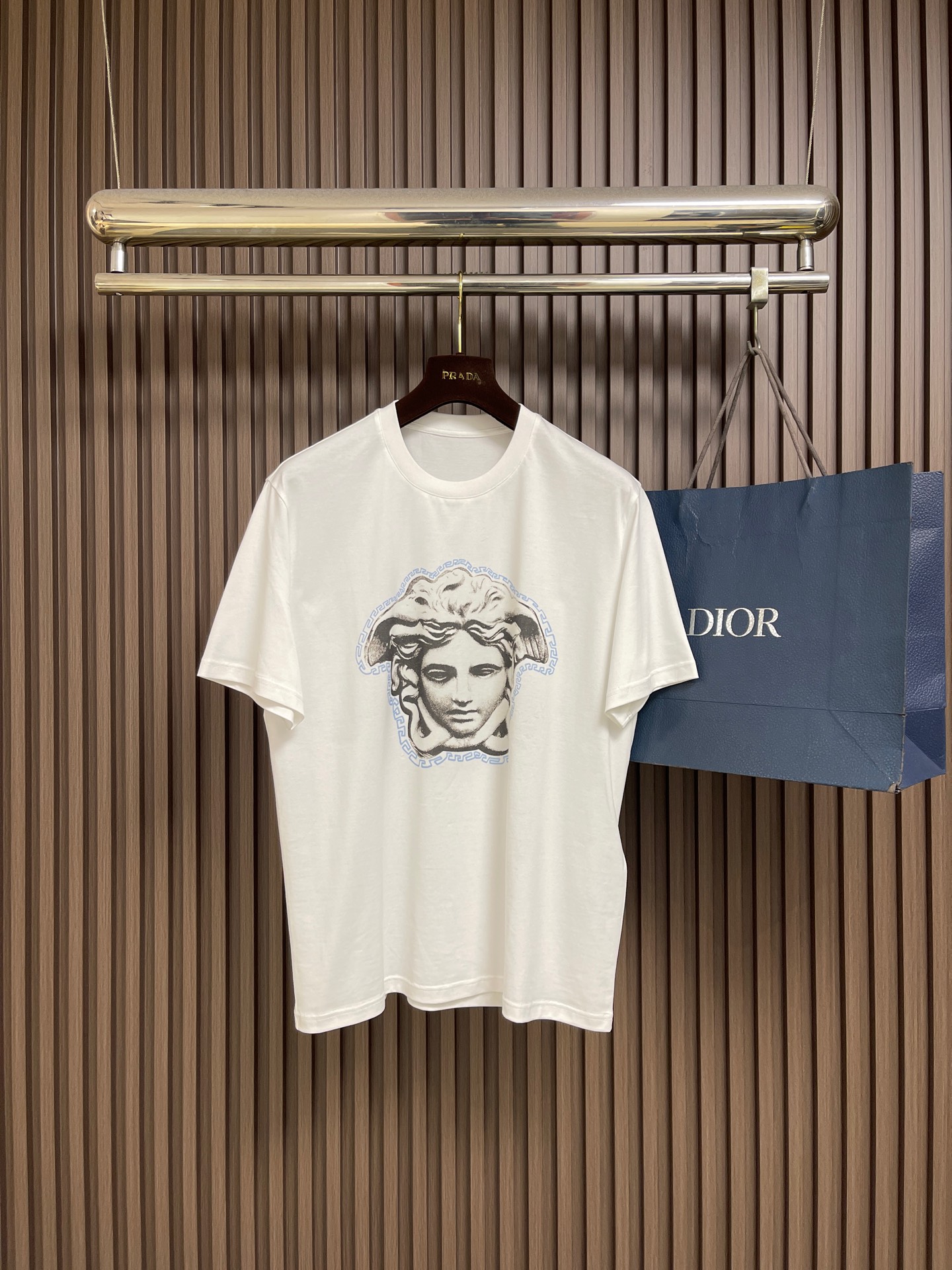 NO:956047,Versace 2026ss new early spring chest Medusa printed short-sleeved T-shirt. The fabric is made of 240g 32-count double sand pure cotton. It uses imported digital printing for 1-1 precise positioning. The process uses 4 needles and 6 threads. The accessories are original and customized. The hardware is comfortable to wear, breathable, non-pilling, handmade and comfortable, thick and non-deformable. Sizes S-XXL,,versace,T-shirt,tees,t-shirt,19860909Versace 2026ss早春新款胸前美杜莎印花短袖T恤,面料采用240克32支双沙纯棉,采用进口数码印1-1精准定位,工艺采用4针6线 辅料原版定制五金穿着舒适 透气 不起球 手工舒适 厚实不变形.尺码S-XXL,,versace,T-shirt,tees，t-shirt,,Men's clothing