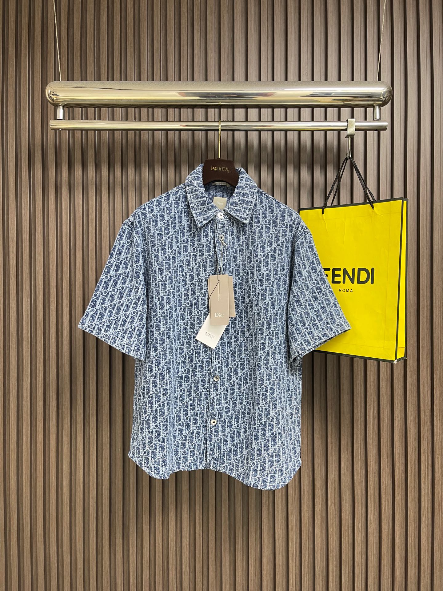NO:928820,Dior Cotton Blend Jacquard Denim Shirt, this reinterpretation of the classic Oblique print through a modern perspective by Jonathan Anderson is presented in a denim version, a clever fusion of different textures and weave designs, creating a light and fluffy effect. Crafted from blue cotton blend twill, decorated with Dior leather patches to enhance the style. Pair with the matching to create a refined statement. Size 3738404244 Size 37  Length 72, Bust 108, Shoulder Width 48, Size 38, Length 74, Bust 112, Shoulder Width 49.5, Size 40, Length 76, Bust 116, Shoulder Width 51, Size 42, Length 78, Bust 120, Shoulder Width 52.5, Size 44, Length 80, Bust 124, Shoulder Width 54,, dior,19860909Dior 棉质混纺提花牛仔衬衣,这款通过乔纳森·安德森 (Jonathan Anderson) 的现代视角焕新演绎经典的 Oblique 印花,以牛仔版本呈现,由不同纹理与织造设计的巧妙融合,营造出轻盈、蓬松的效果.采用蓝色棉质混纺斜纹面料精心制作,饰以 Dior 皮革补丁提升格调.可与配套的搭配,打造精致的个性造型. 尺码3738404244 37码 衣长72　　胸围108　肩宽48　　 38码 衣长74　　胸围112　肩宽49.5　 40码 衣长76　　胸围116　肩宽51　　 42码 衣长78　　胸围120　肩宽52.5　 44码 衣长80　　胸围124　肩宽54,,dior,,Men's clothing